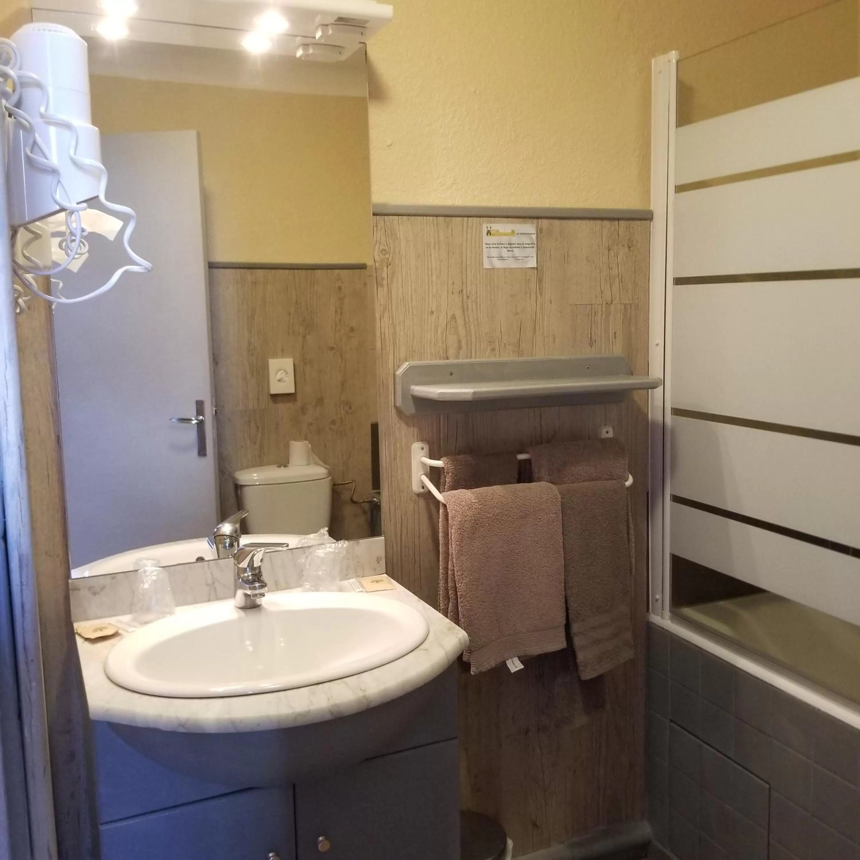 Bathroom in Logis hôtel du terreau