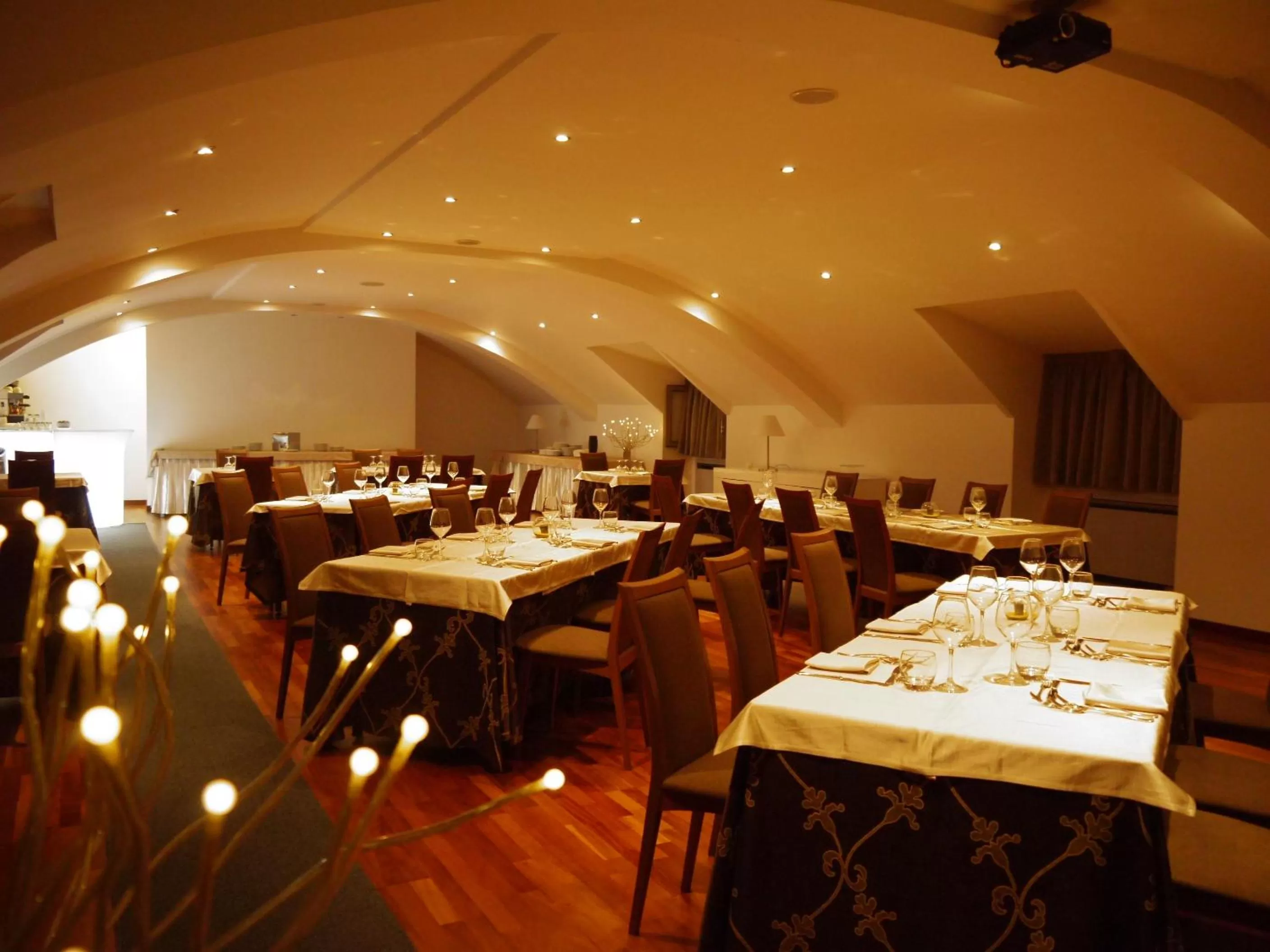 Restaurant/places to eat in Royal Hotel