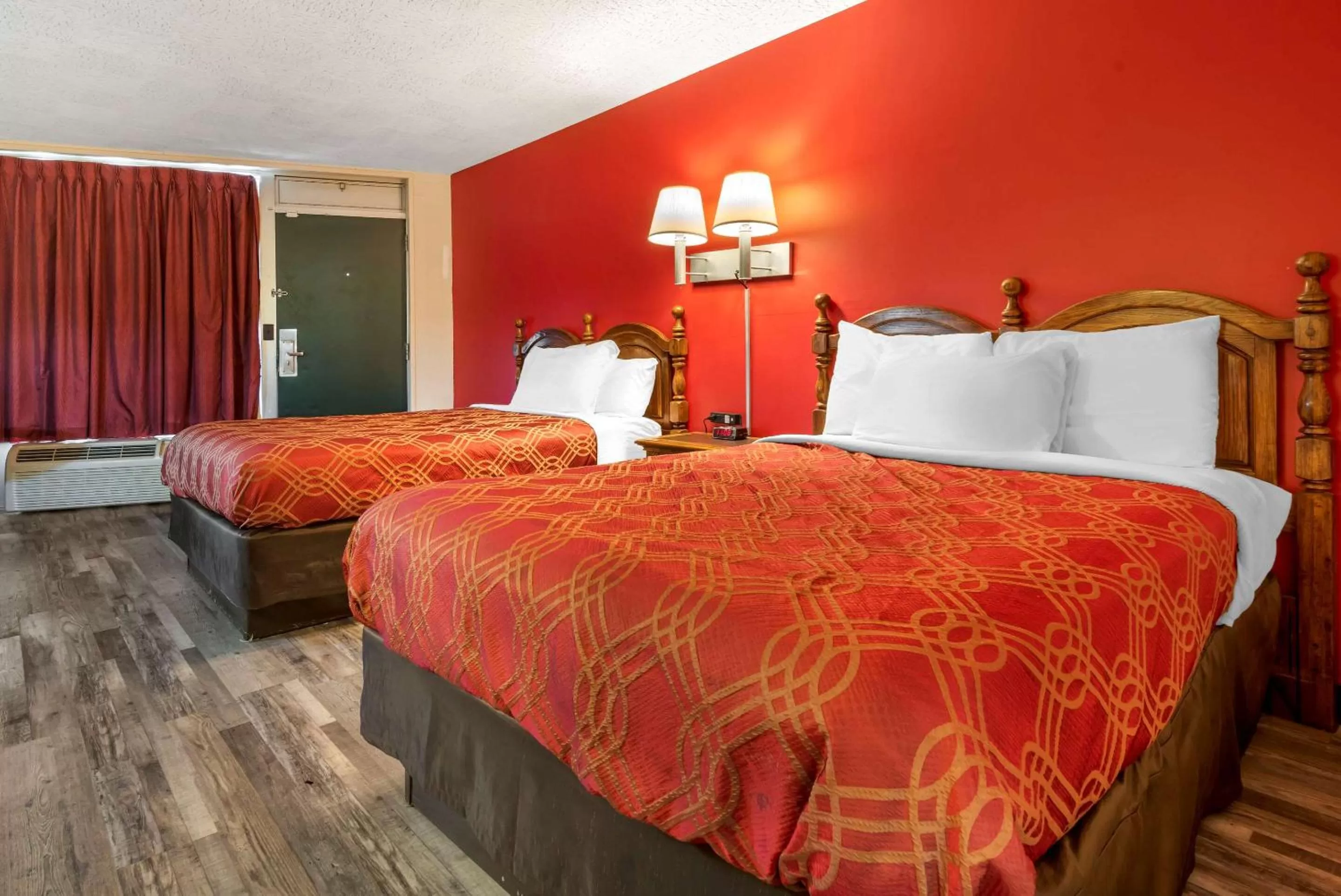 Photo of the whole room, Bed in Econo Lodge Cortland Downtown