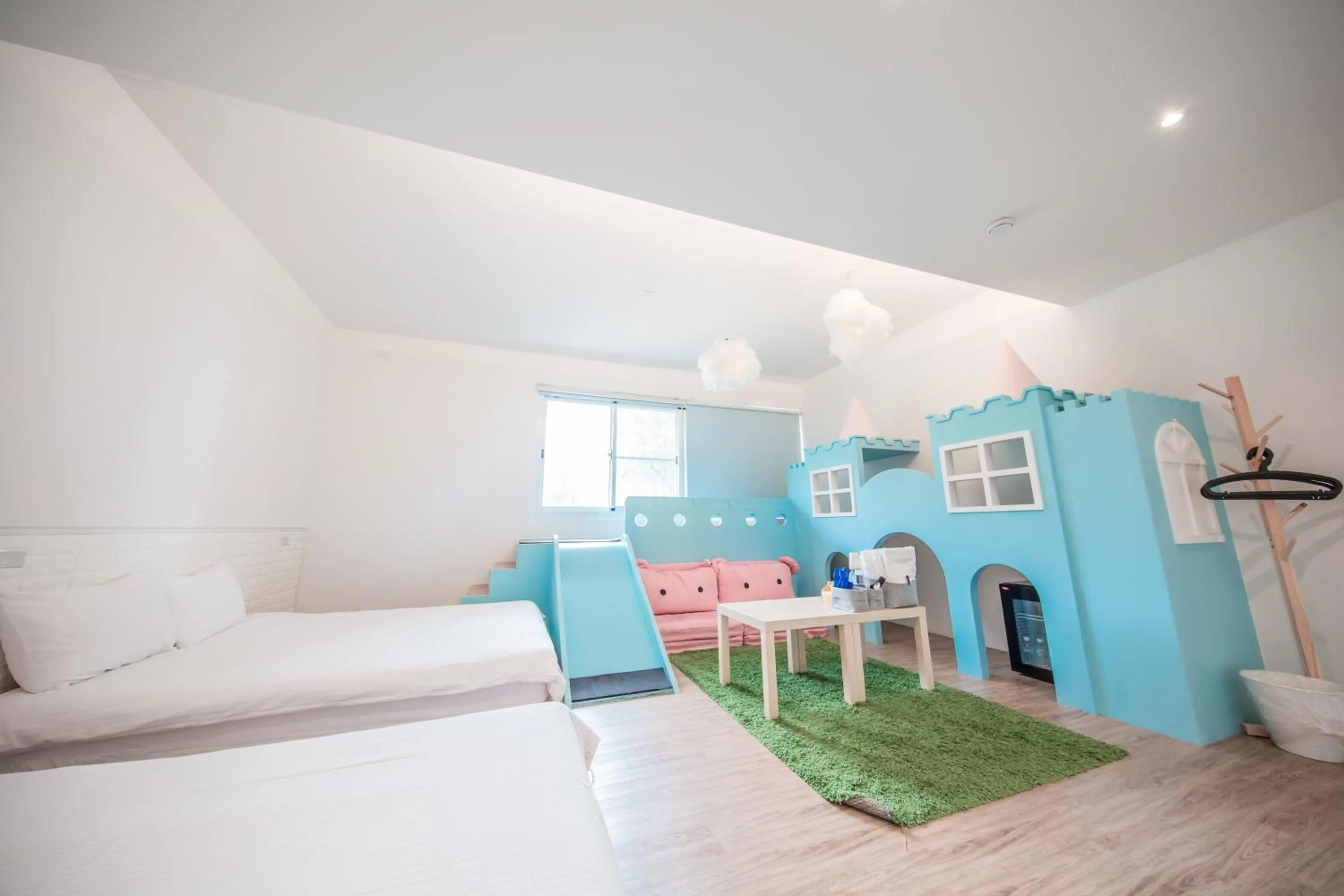 Photo of the whole room, Bed in Urban