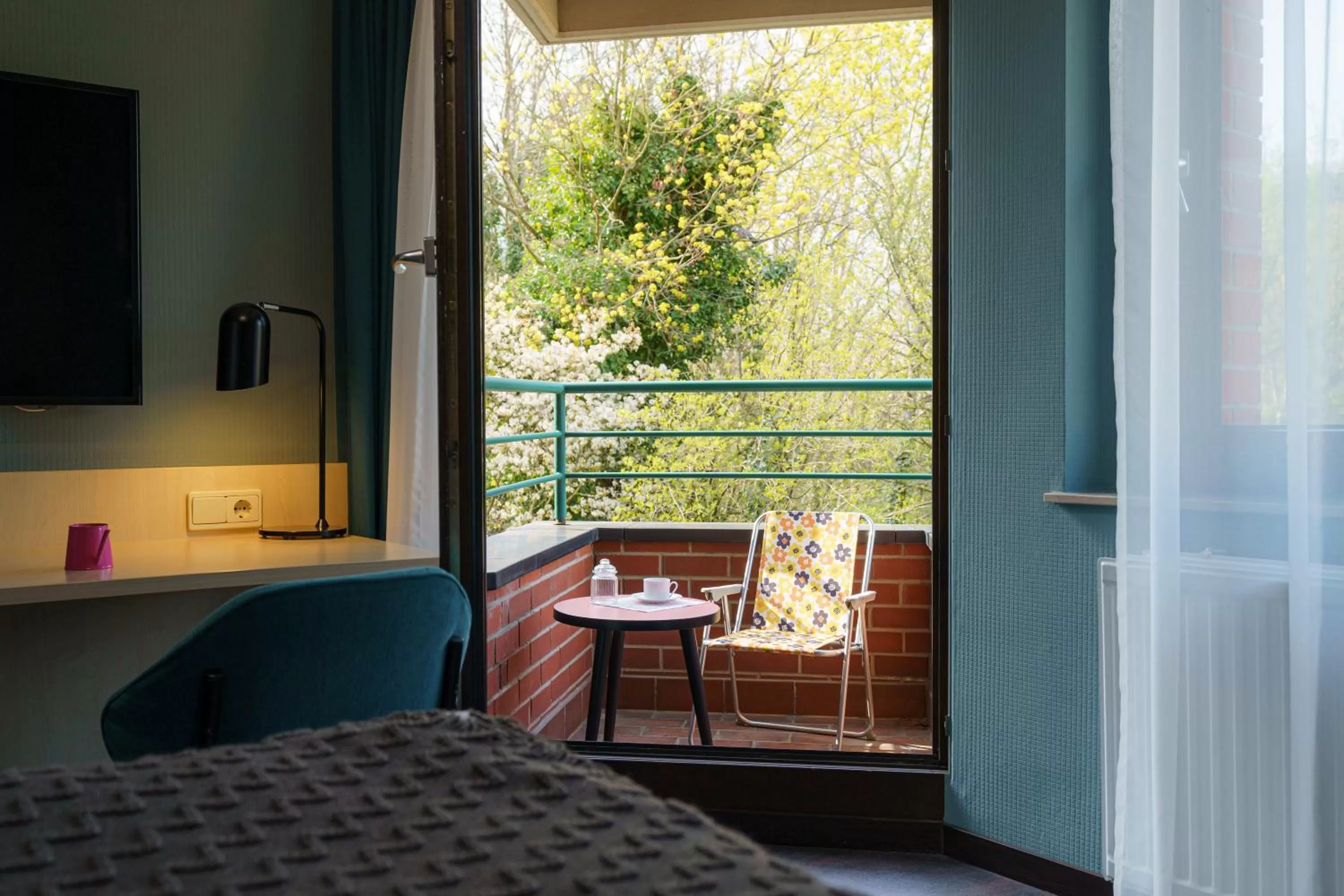 Balcony/Terrace, Bed in Tante ALMA's Bonner Hotel