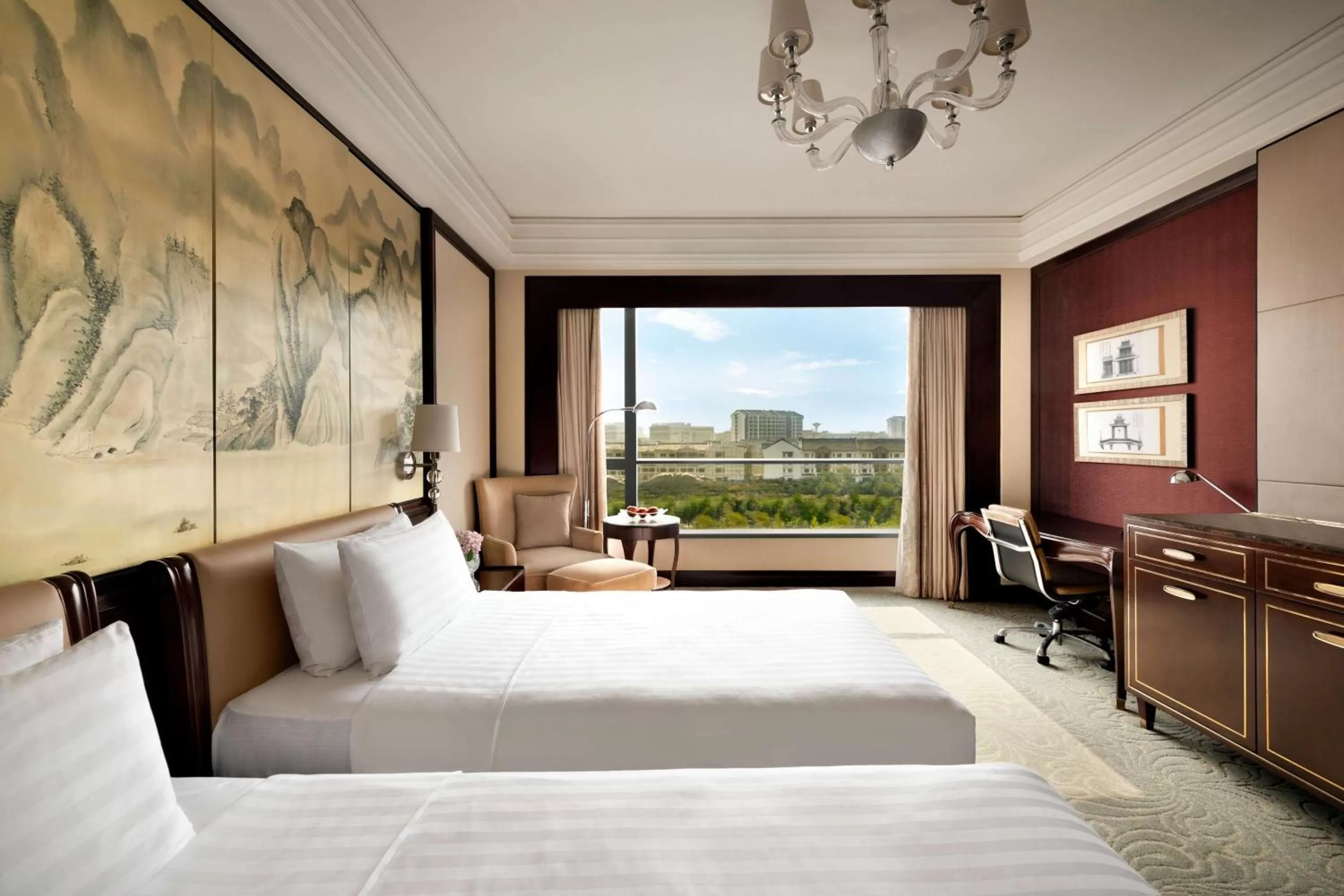 Photo of the whole room, Bed in Shangri-La Guilin