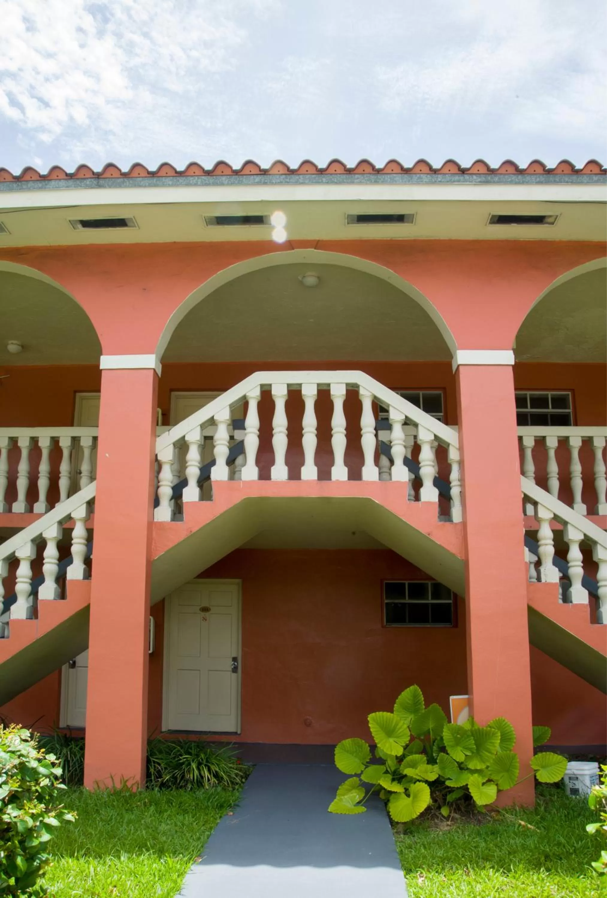 Facade/entrance in Gables Inn
