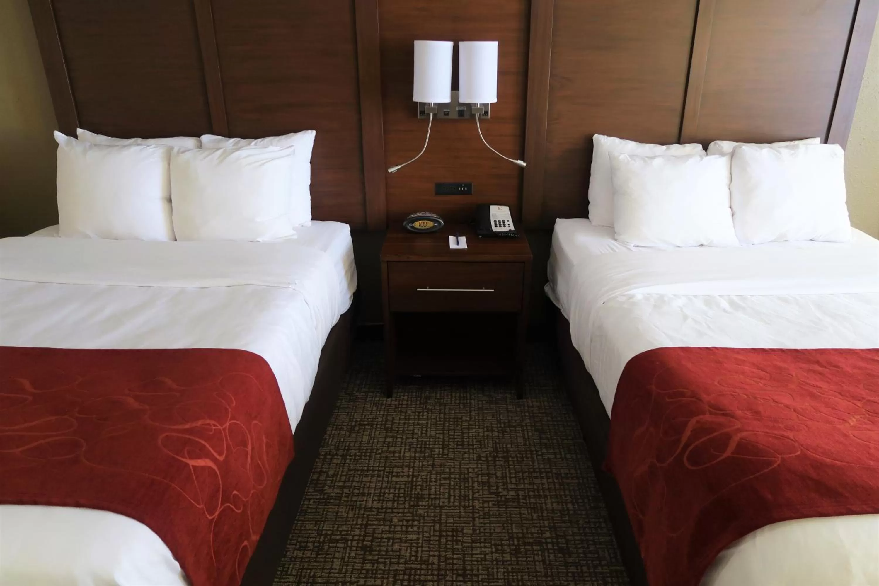 Bed in Comfort Suites Pittsburgh Airport