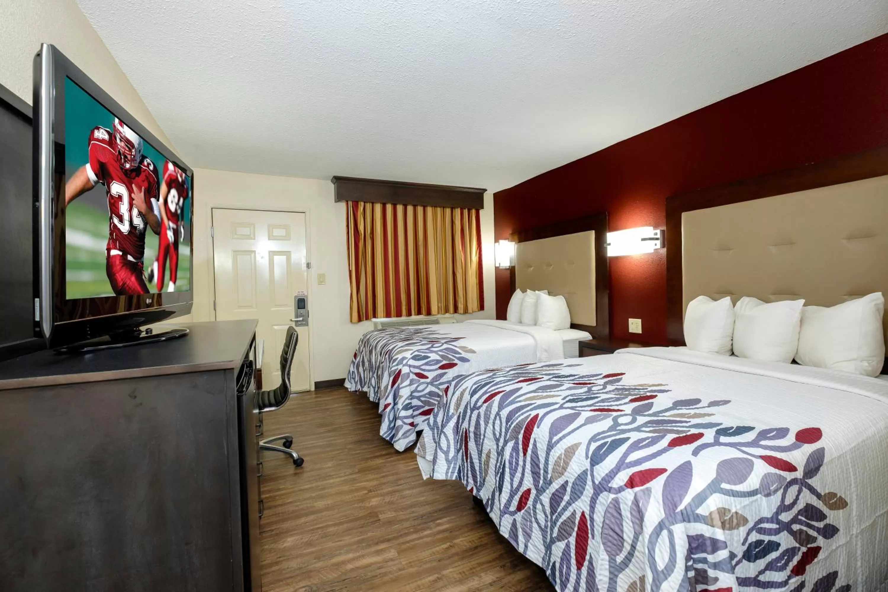 Photo of the whole room, Bed in Red Roof Inn Columbus, MS