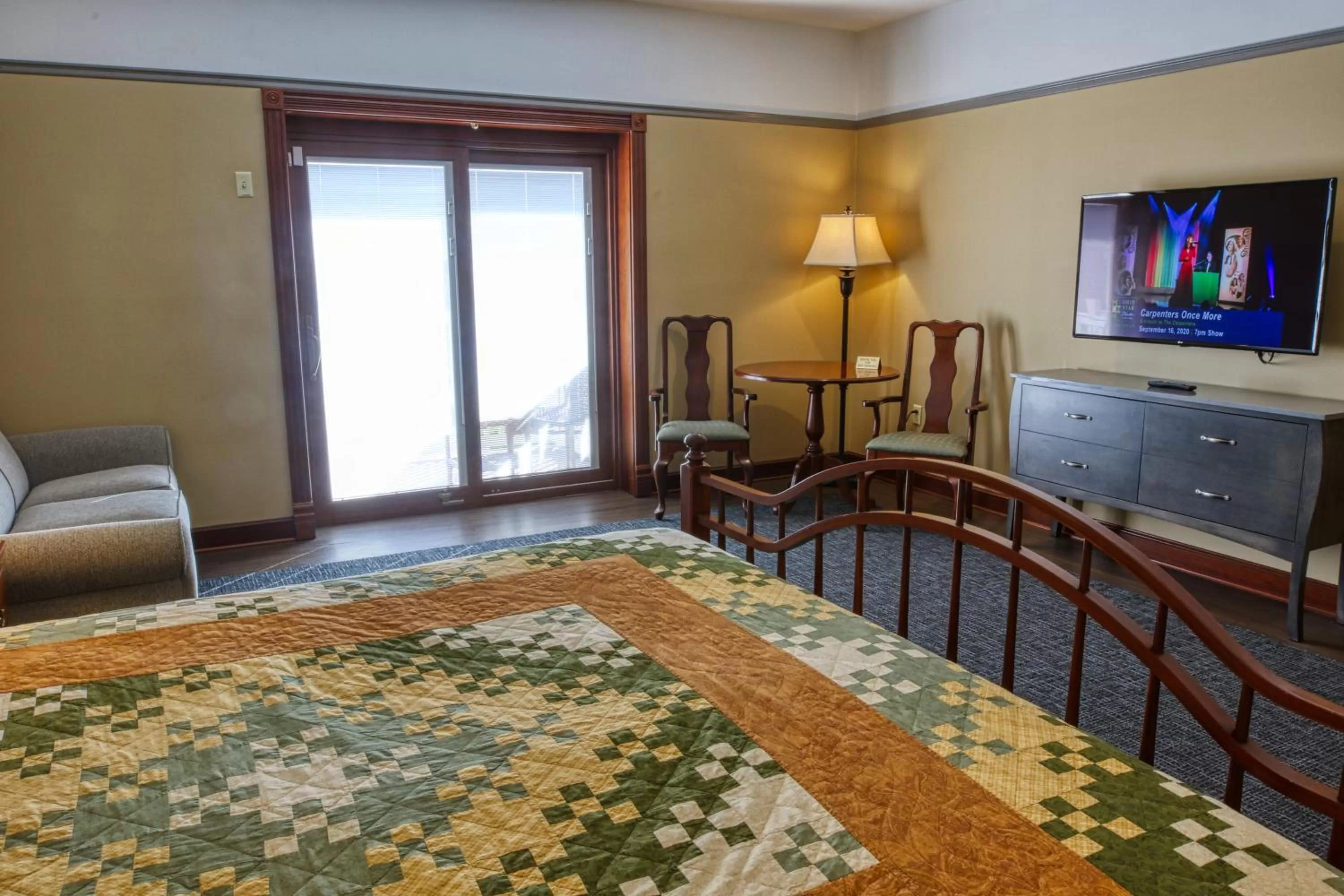 Bed in Carlisle Inn Walnut Creek