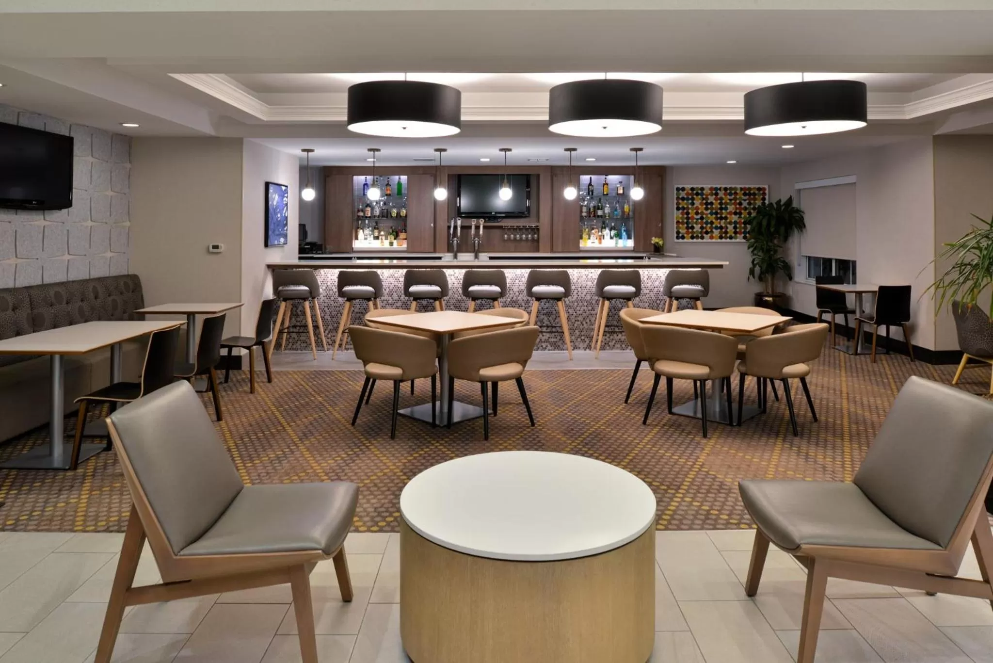 Lounge or bar in Holiday Inn Hotel & Suites Overland Park-Convention Center by IHG