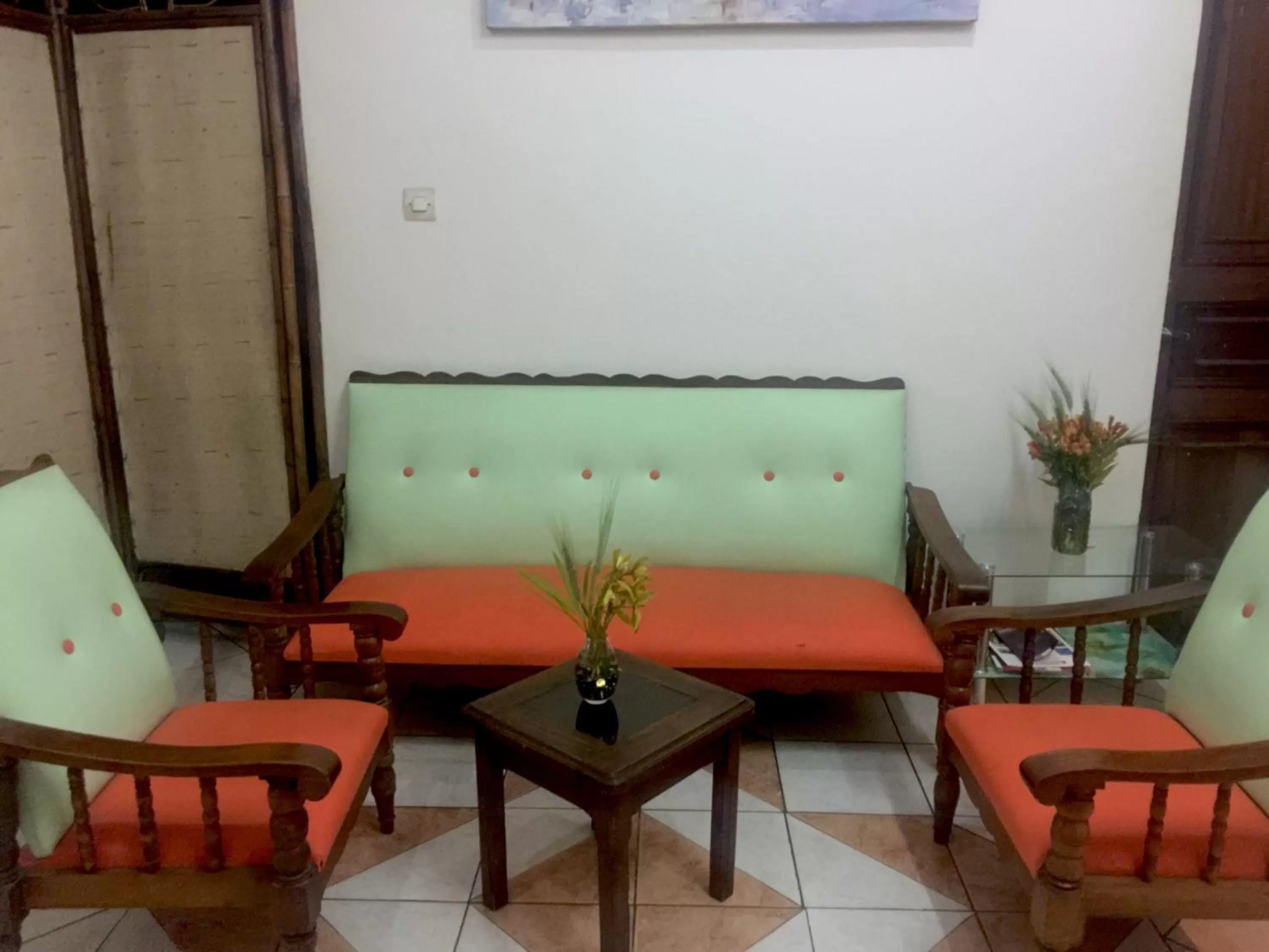 Restaurant/places to eat, Seating Area in TANA-JACARANDA