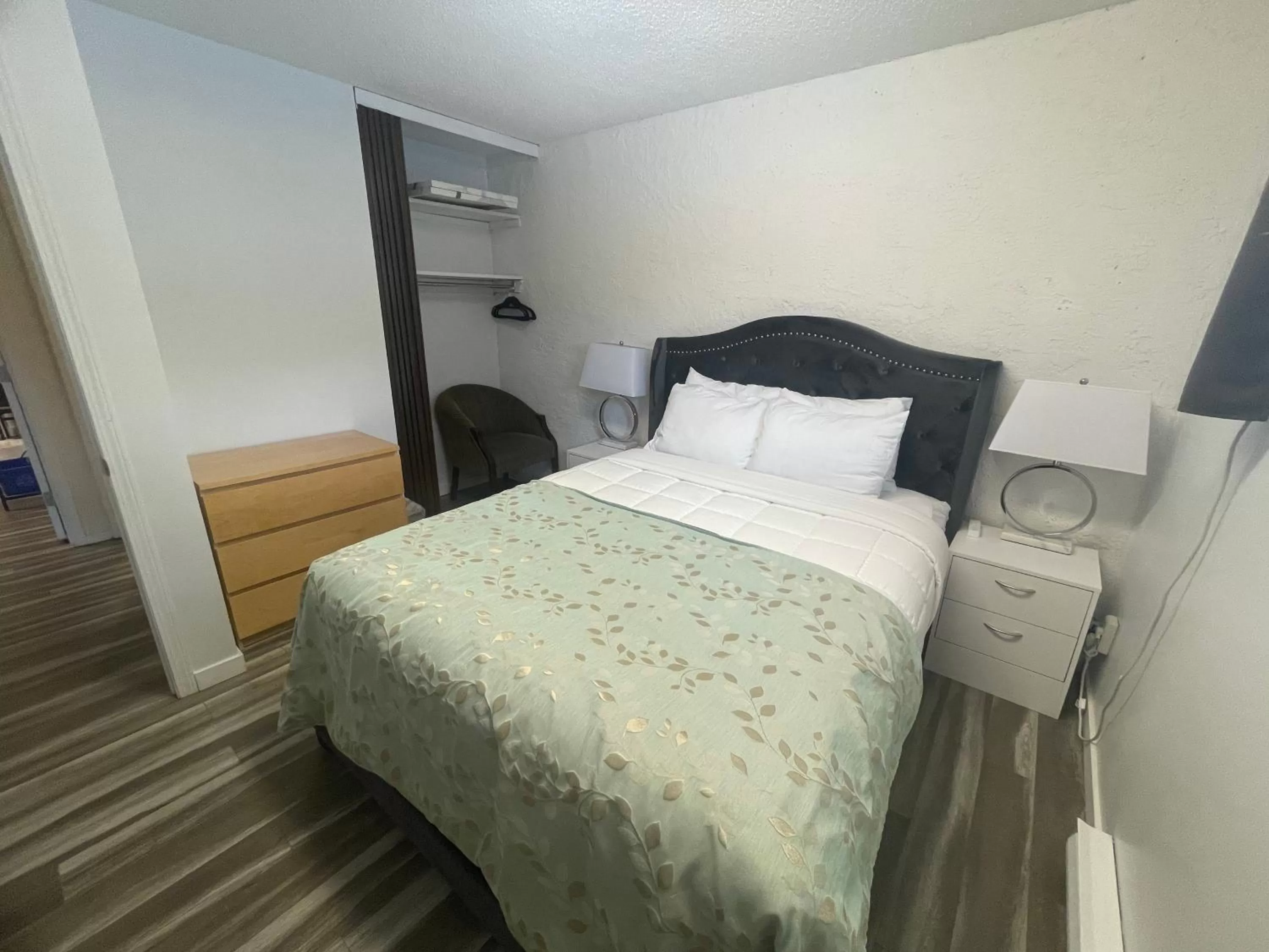 Bedroom, Bed in Crystal Springs Lodge