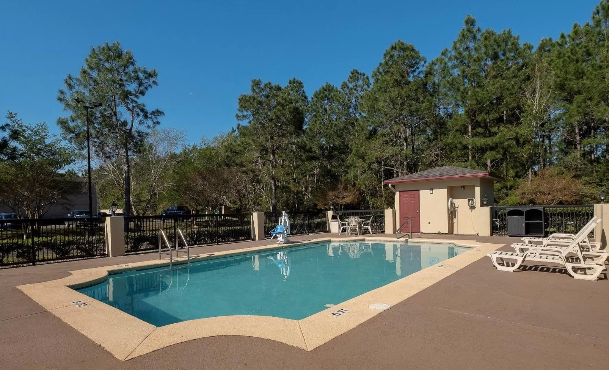 Swimming pool in Red Roof Inn Gulf Shores