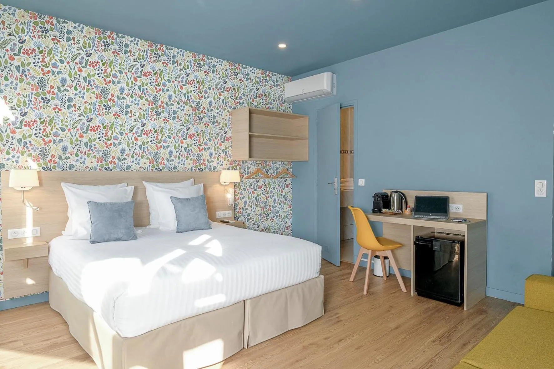 Bedroom, Bed in Hôtel Du Centre, un hôtel AMMI