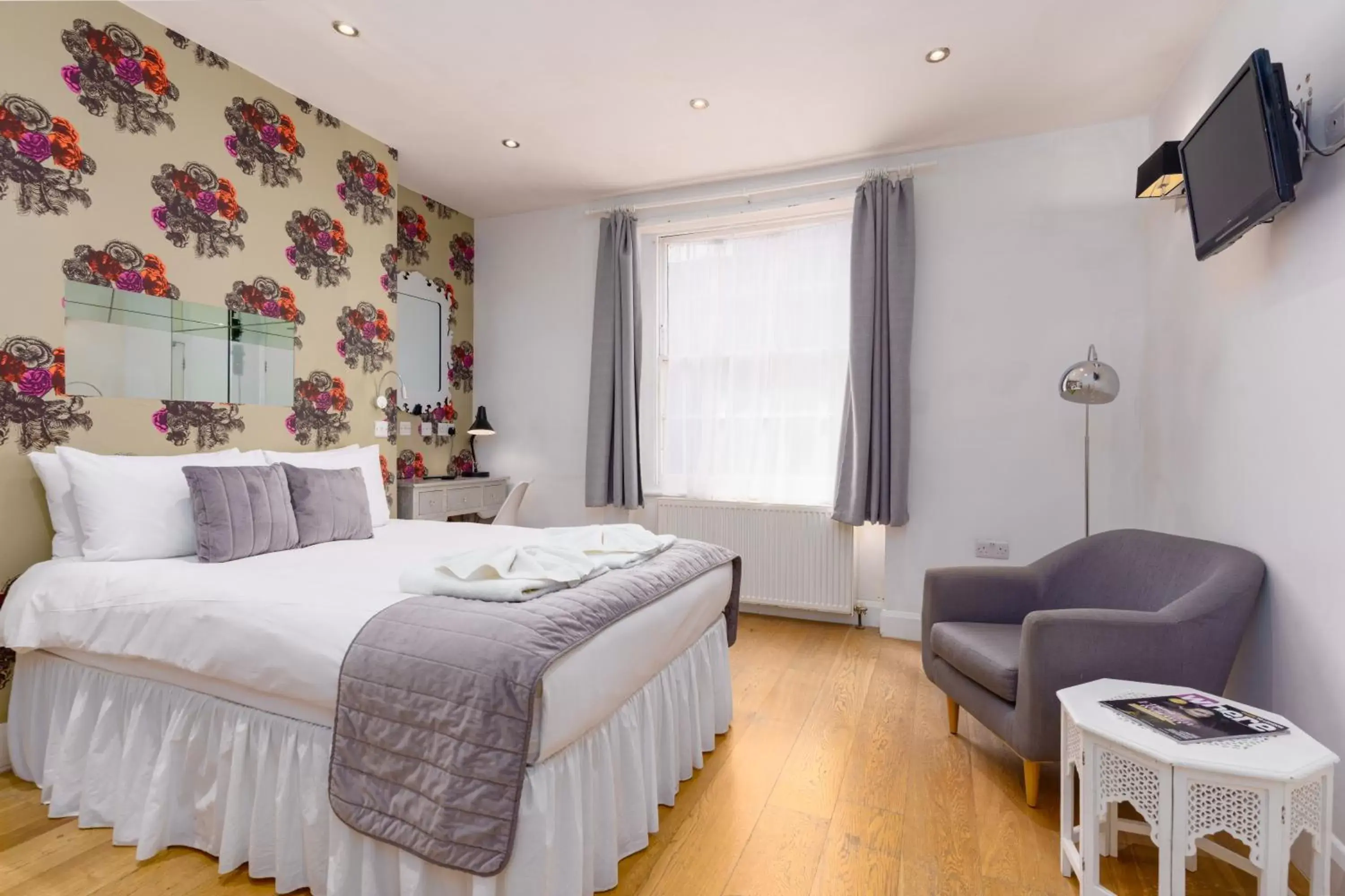 Double Basement Room in Bower House Double Basement Room in Bower House