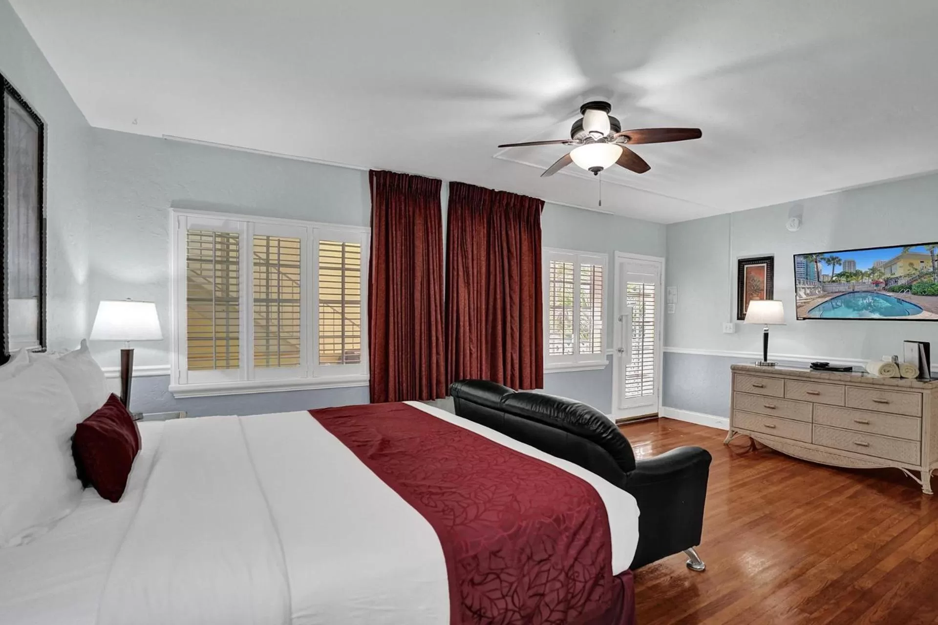 Photo of the whole room in The Worthington Resorts - Clothing Optional - Men Only - Solo hombres