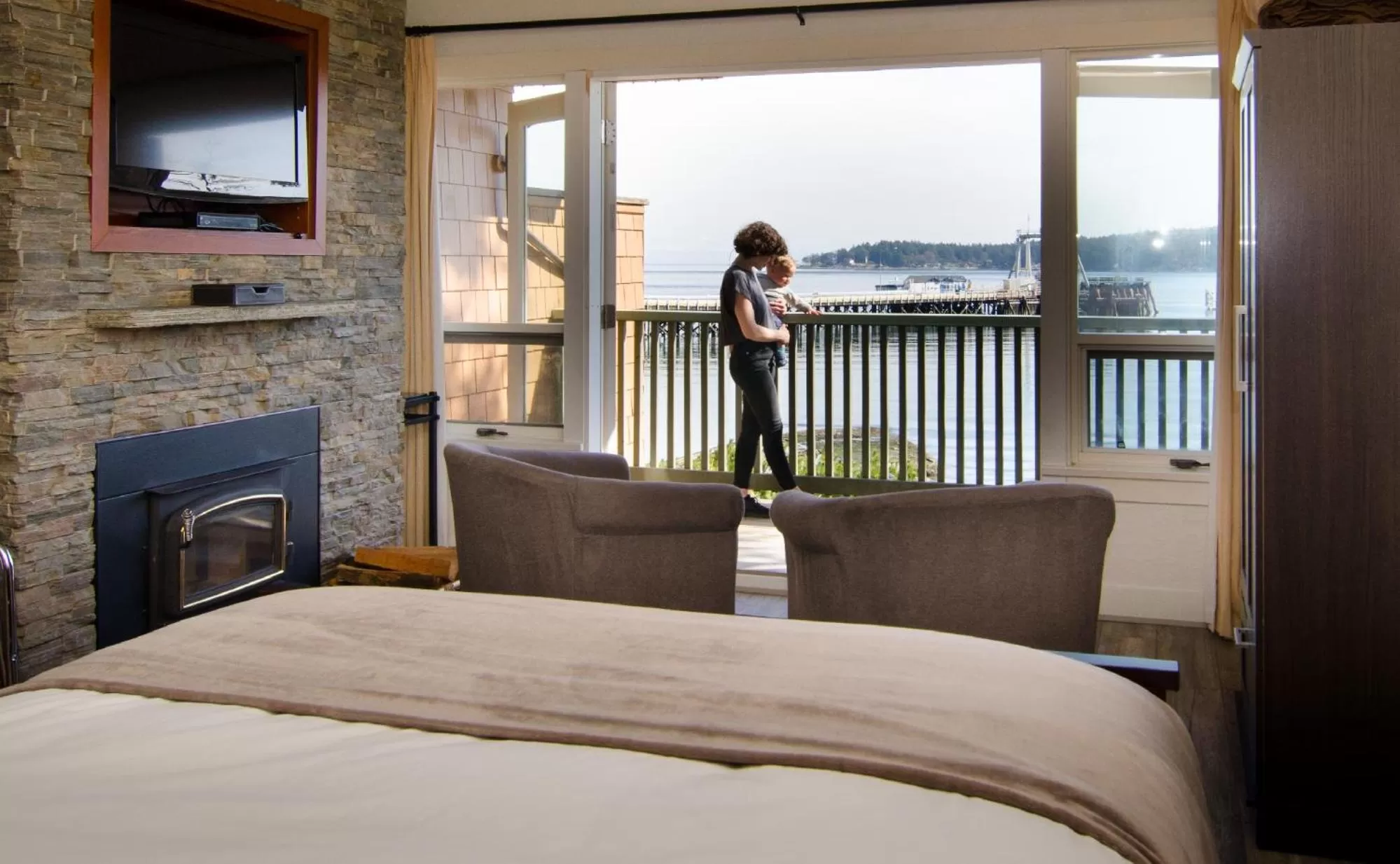 People, Bed in Galiano Oceanfront Inn & Spa