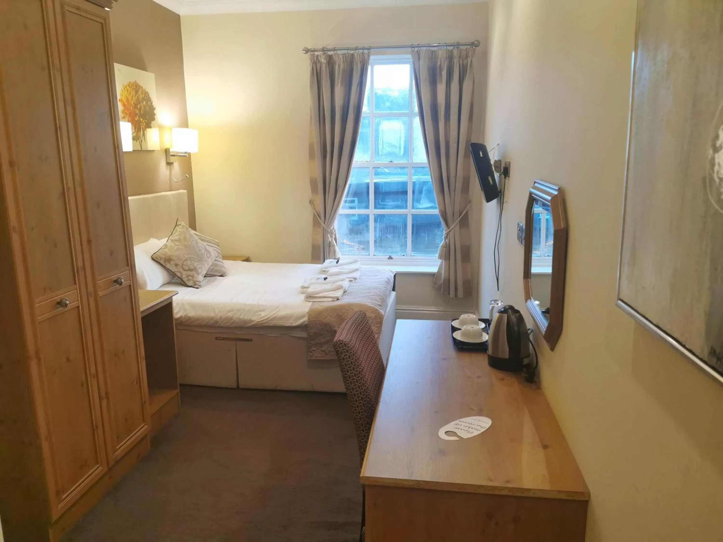 Bed in The Queens Hotel