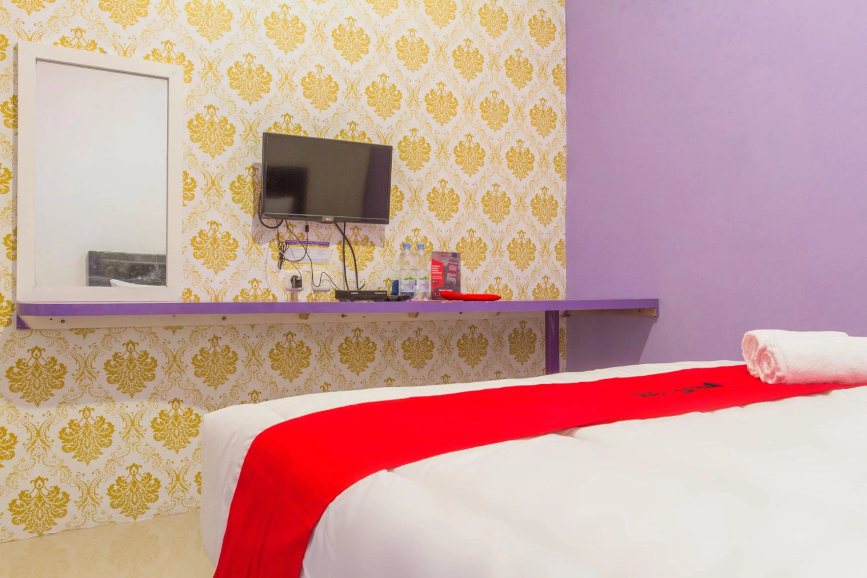 Bedroom, Bed in RedDoorz Plus @ Tuparev Cirebon 2