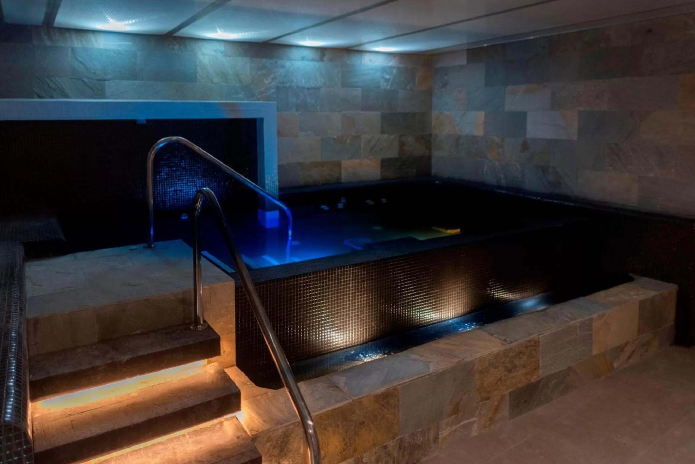 Hot Tub in Soho Boutique Capuchinos & Spa