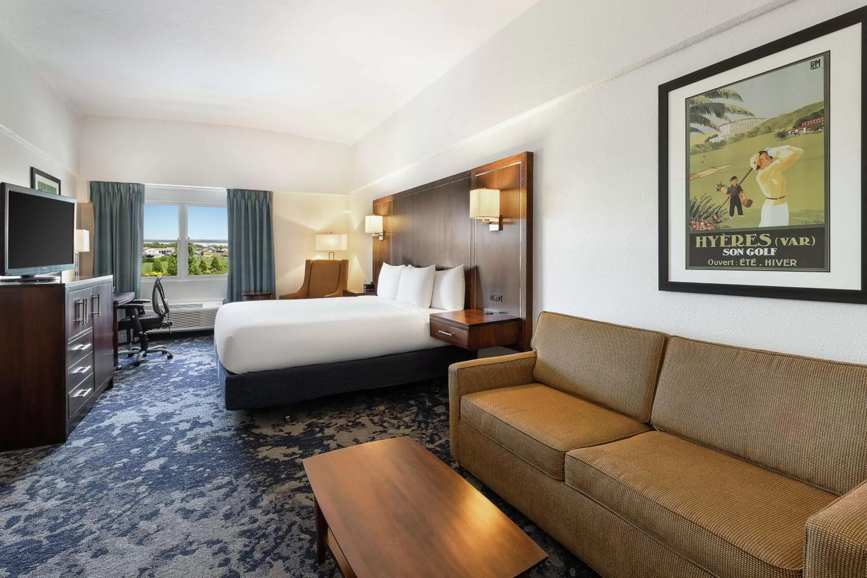Living room, Bed in DoubleTree by Hilton Cape Cod - Hyannis