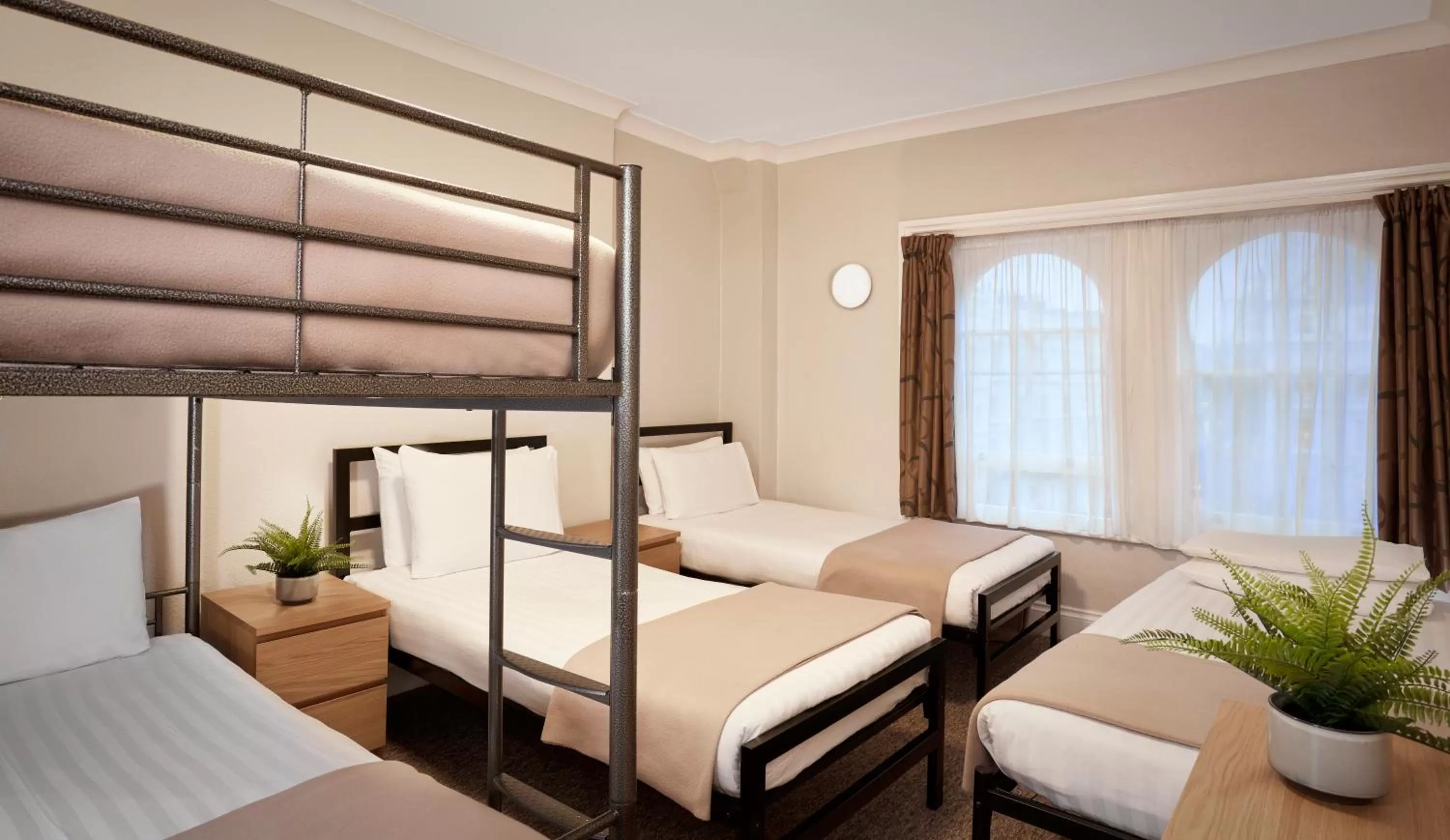 Bedroom, Bed in Lords Hotel