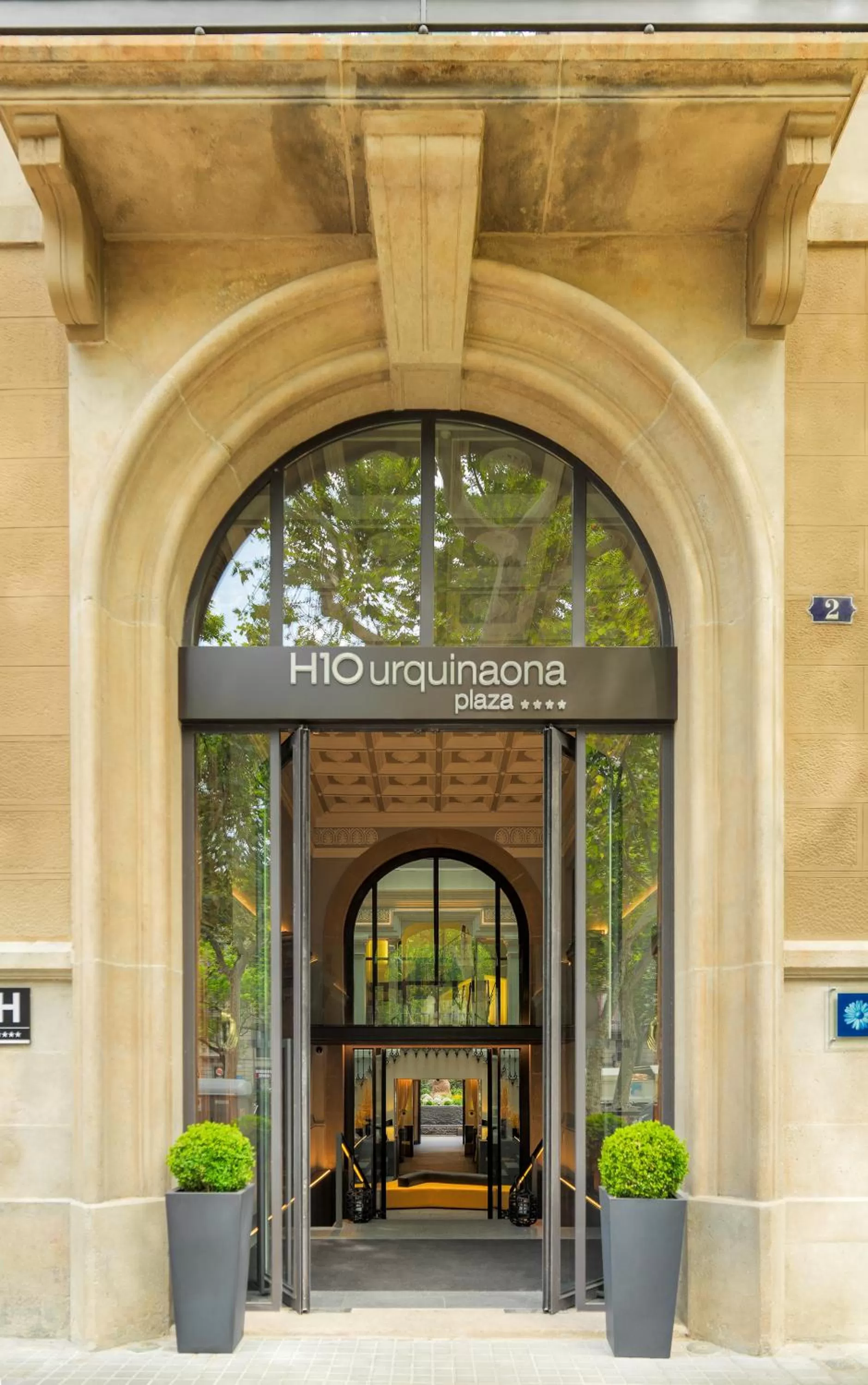 Facade/entrance in H10 Urquinaona Plaza