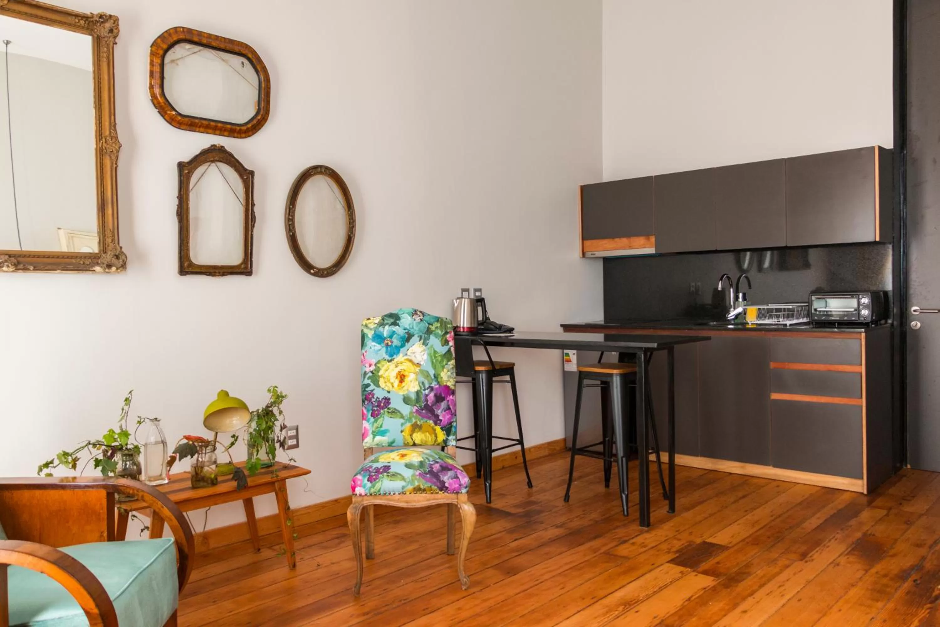 Dining area, Kitchen/Kitchenette in Augusta Hotel