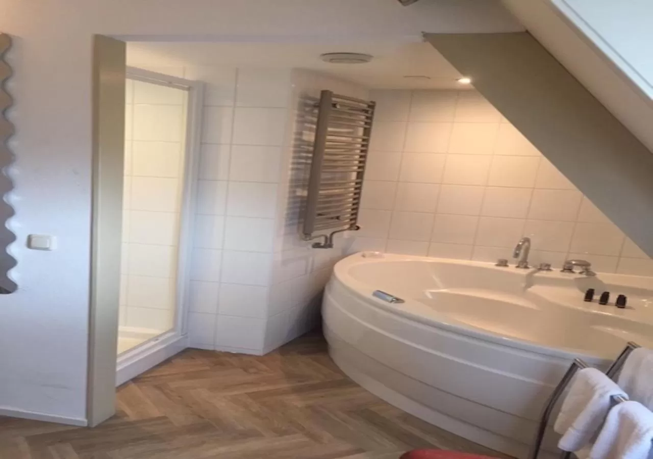 Shower in Hotel de Tabaksplant