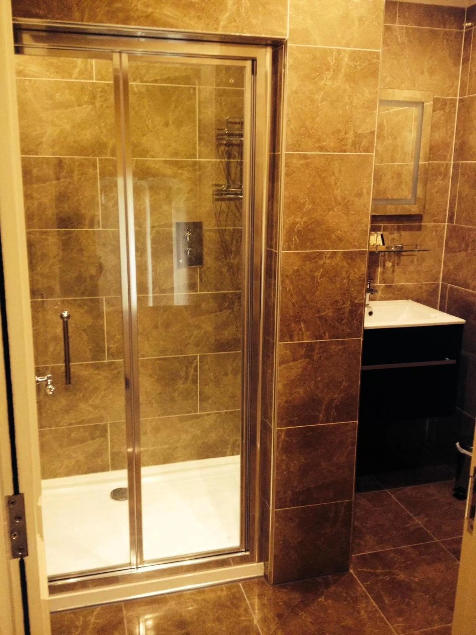 Shower in Mansion House Hotel