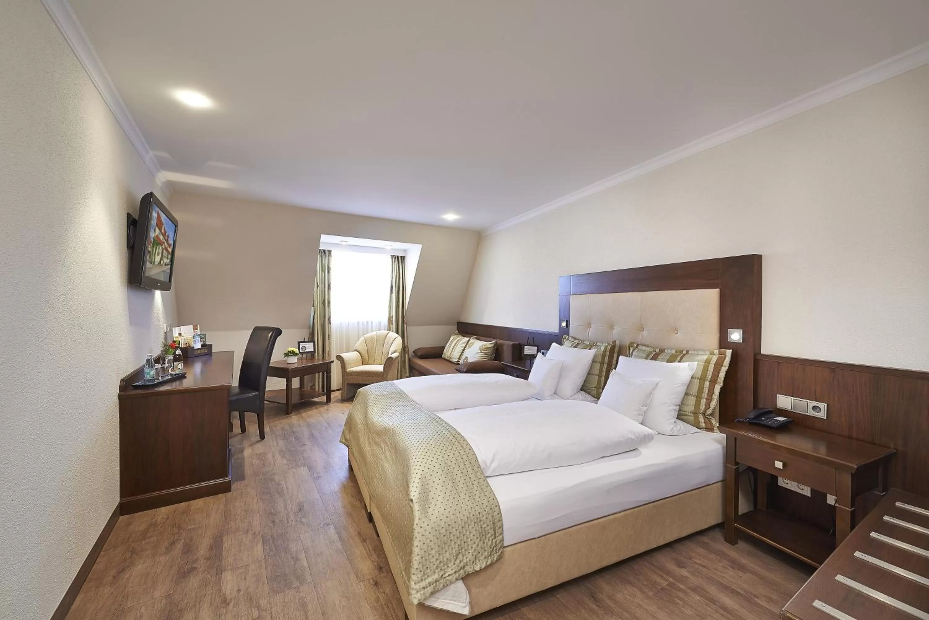 Photo of the whole room, Bed in Brauereigasthof Zum Löwenbräu