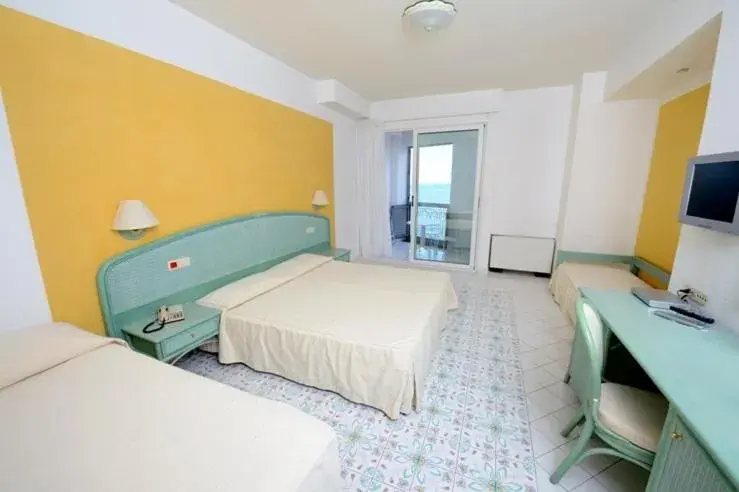 Quadruple Room in Hotel Club Due Torri Quadruple Room in Hotel Club Due Torri