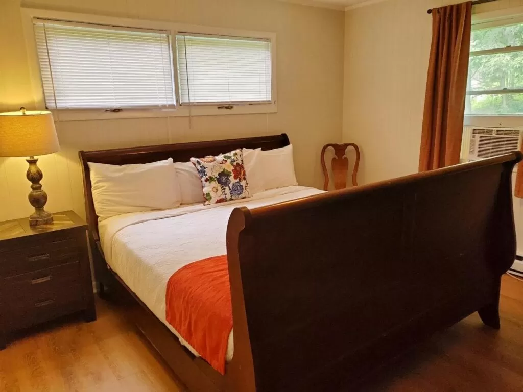 Bed in Meadowlark Motel with Restaurant & Bar