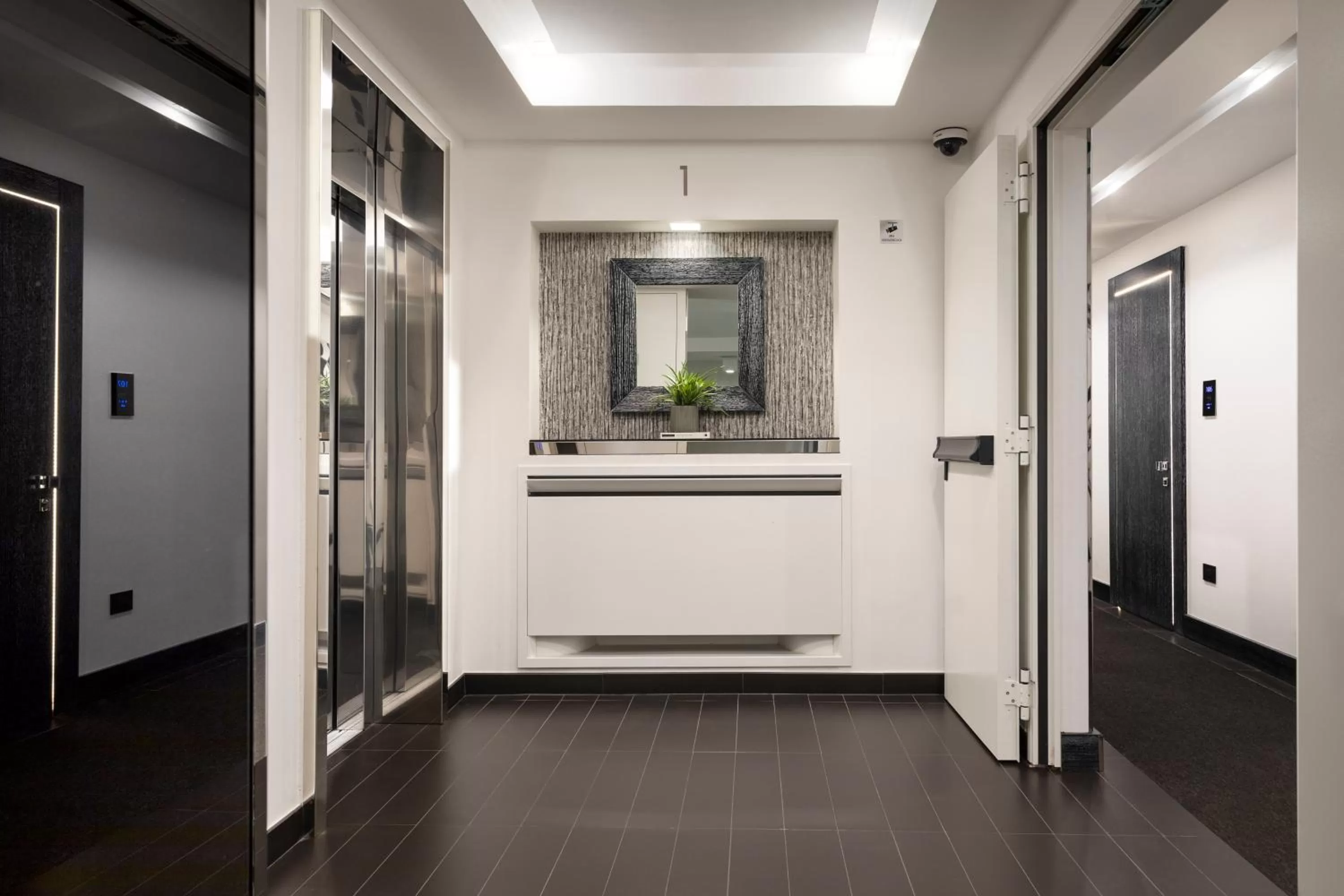 elevator in LHP Napoli Palace & SPA