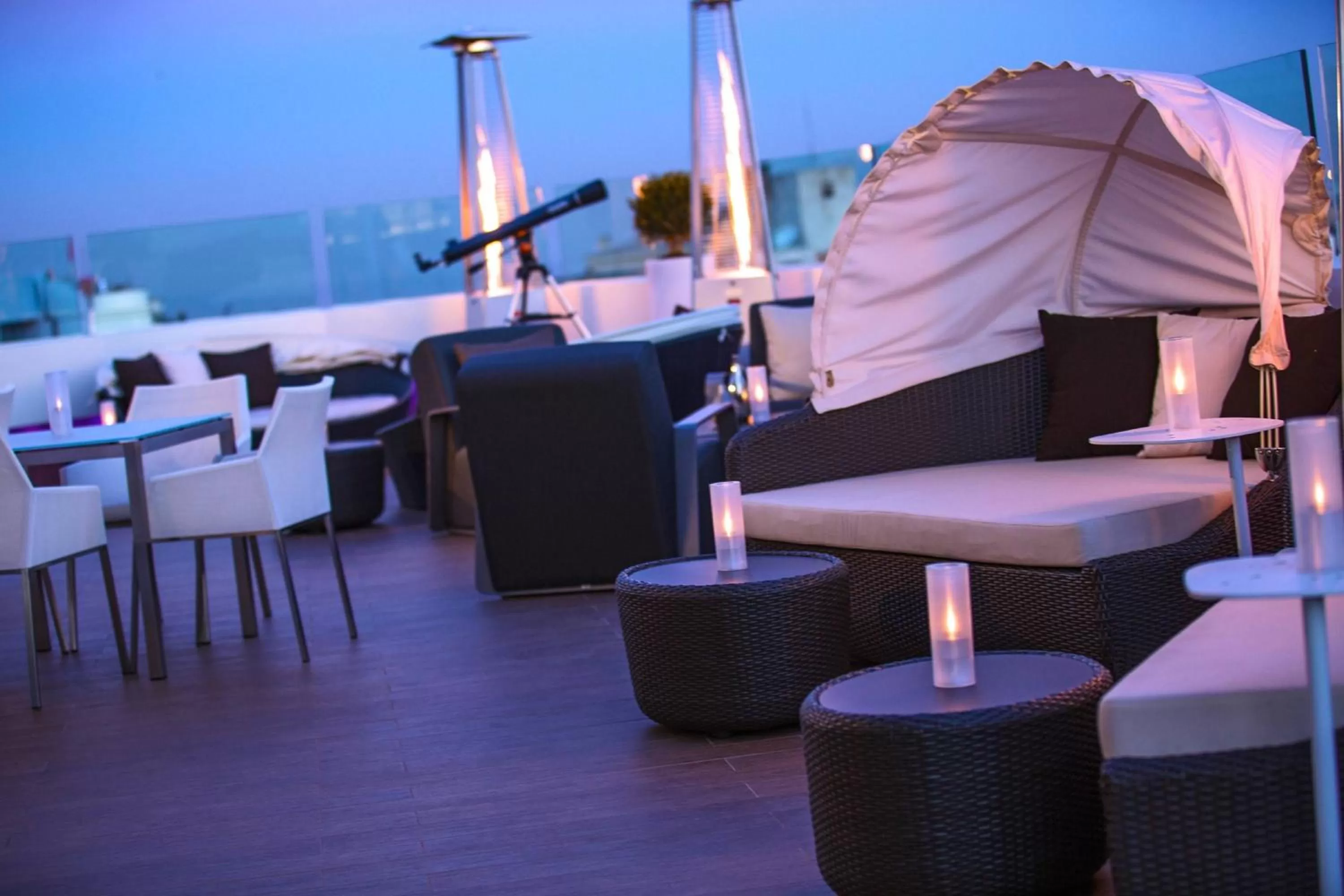 Lounge or bar in Renaissance Izmir Hotel