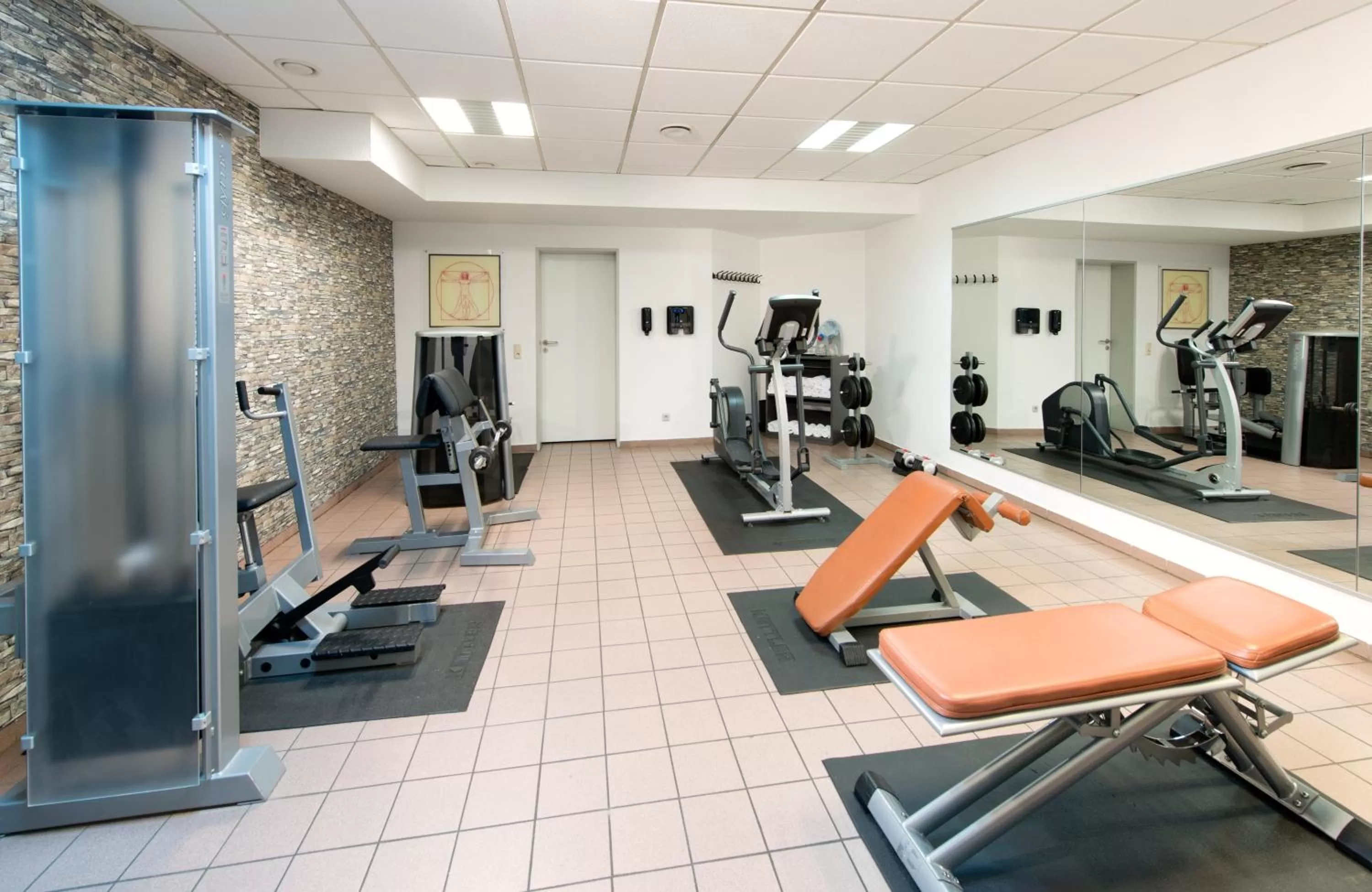 Fitness centre/facilities in Leonardo Hotel Köln