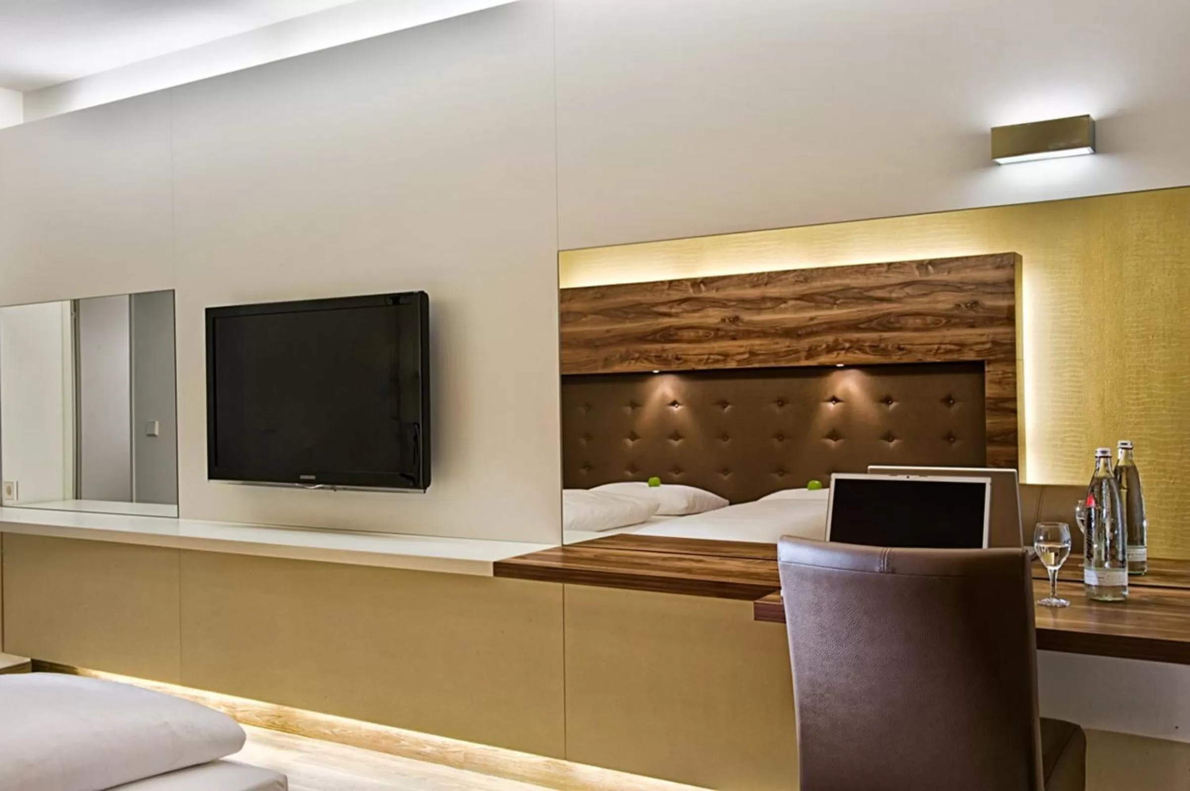 TV and multimedia, Bed in Hotel Conti Duisburg - Partner of SORAT Hotels