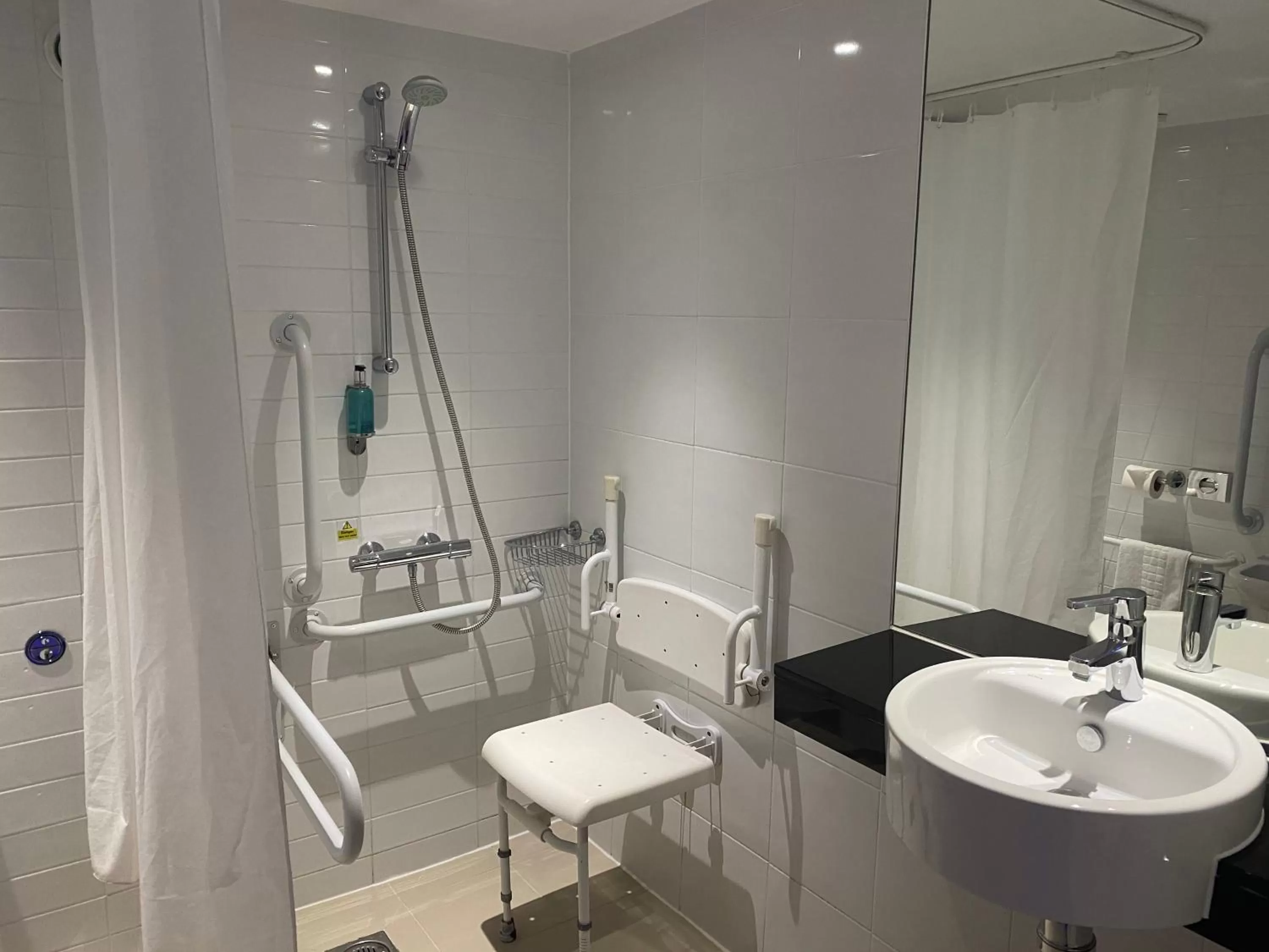 Twin Room with Roll-in Shower - Disability Access (2 Adults) in Holiday Inn Express Windsor by IHG