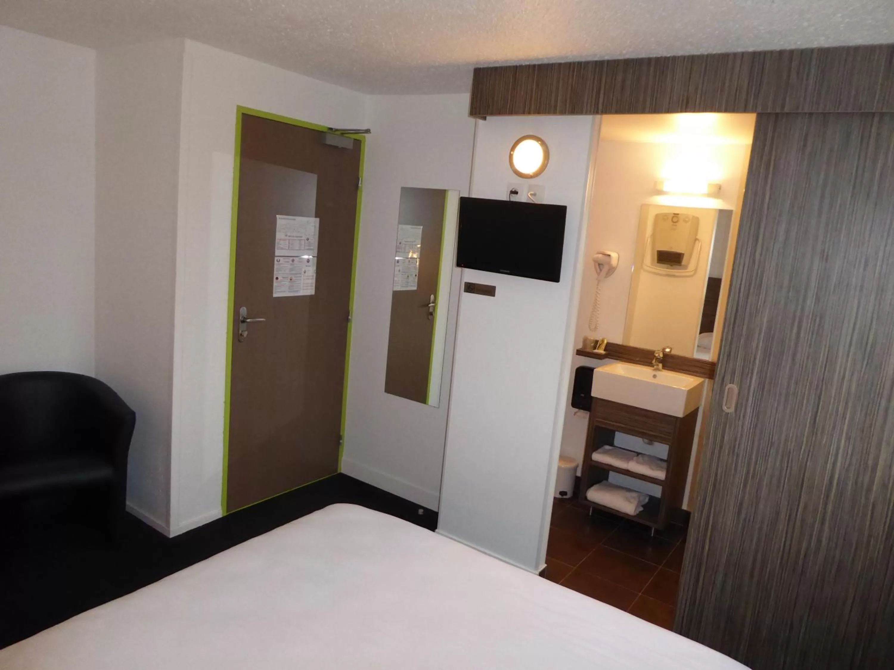 Bathroom, Bed in Hôtel Le Cosy Blois Villebarou