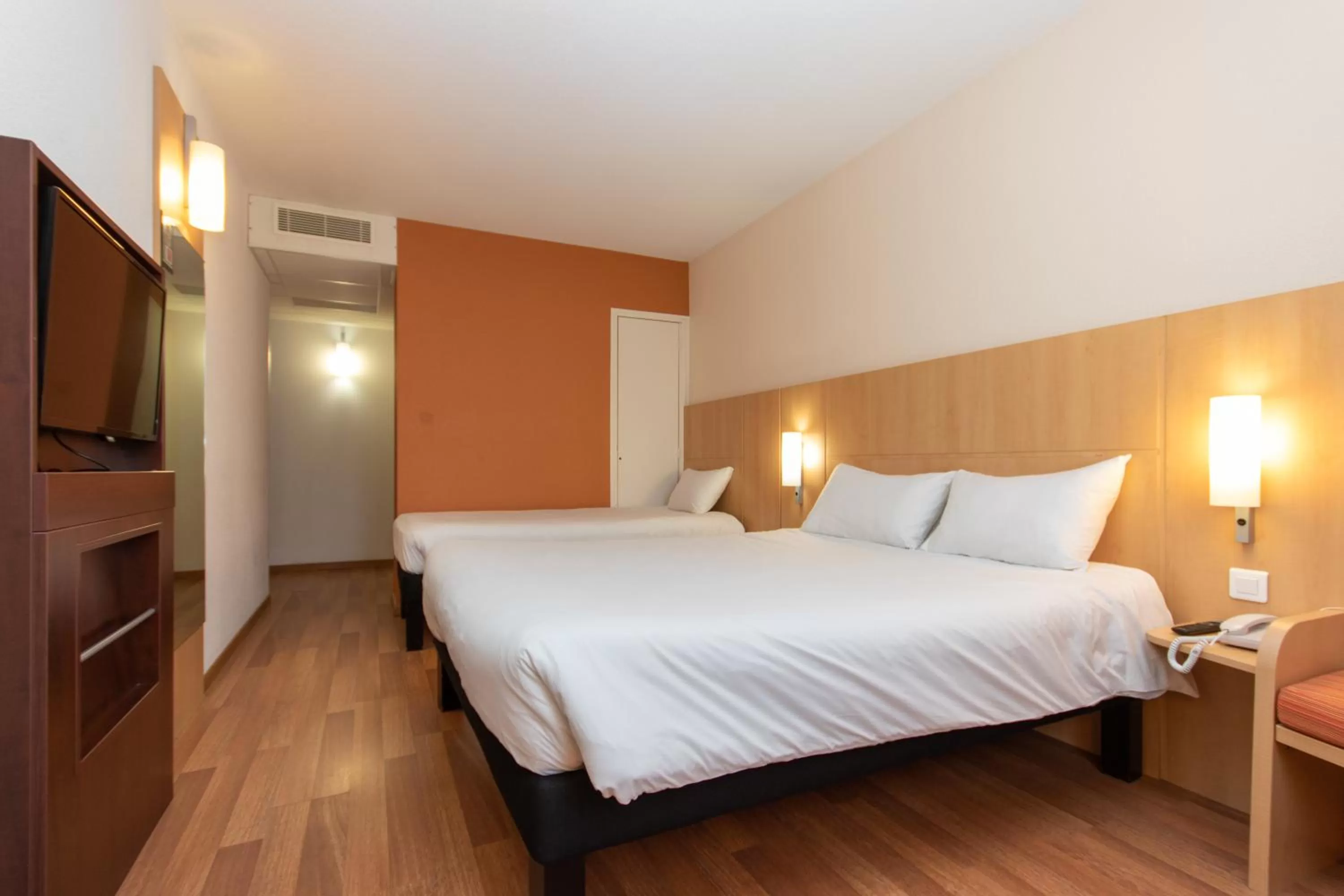 Bed in ibis Rochefort