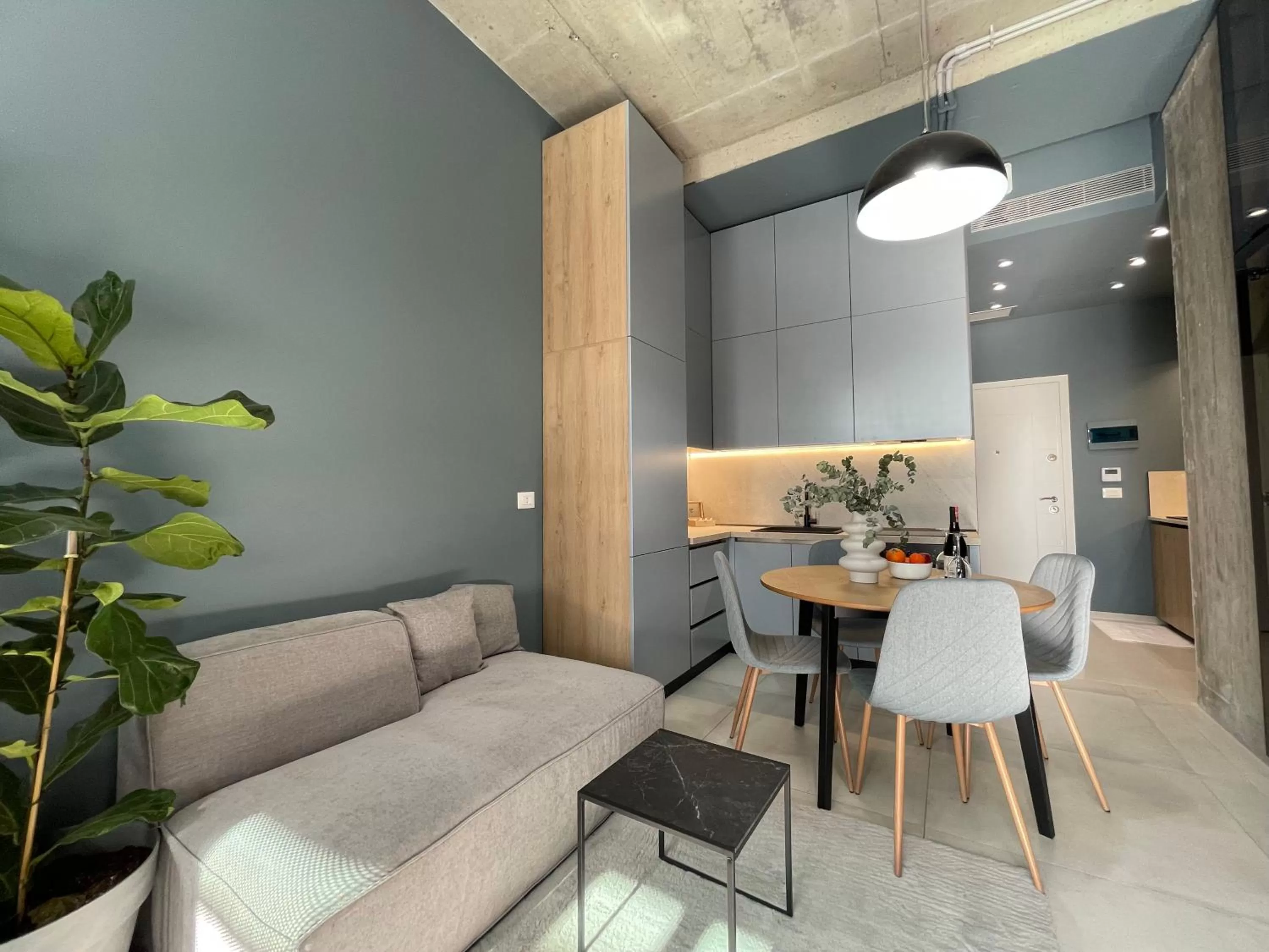 Kitchen or kitchenette, Seating Area in Ambassador Skyline Apartments