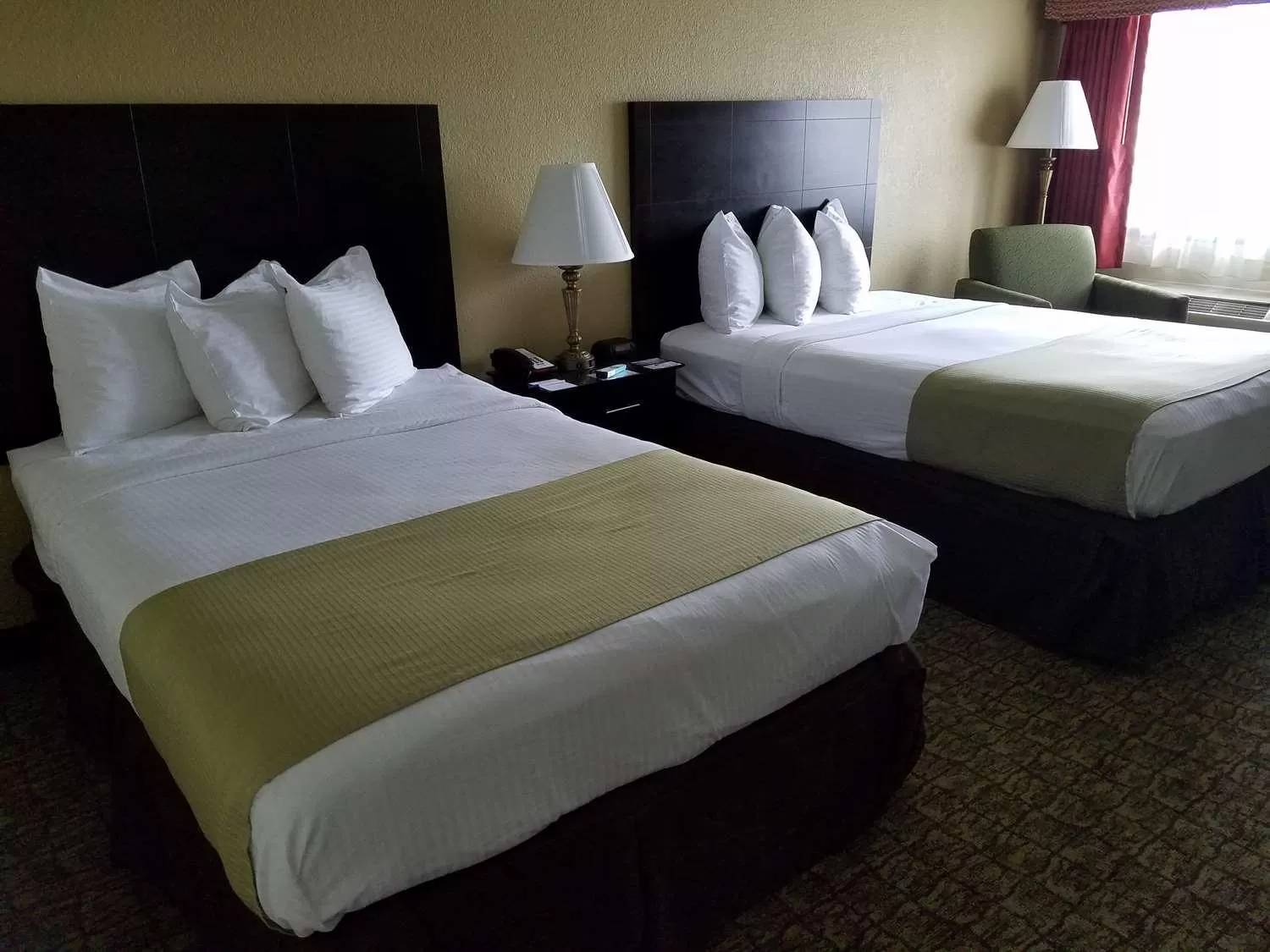 Bed in Best Western Crossroads Inn