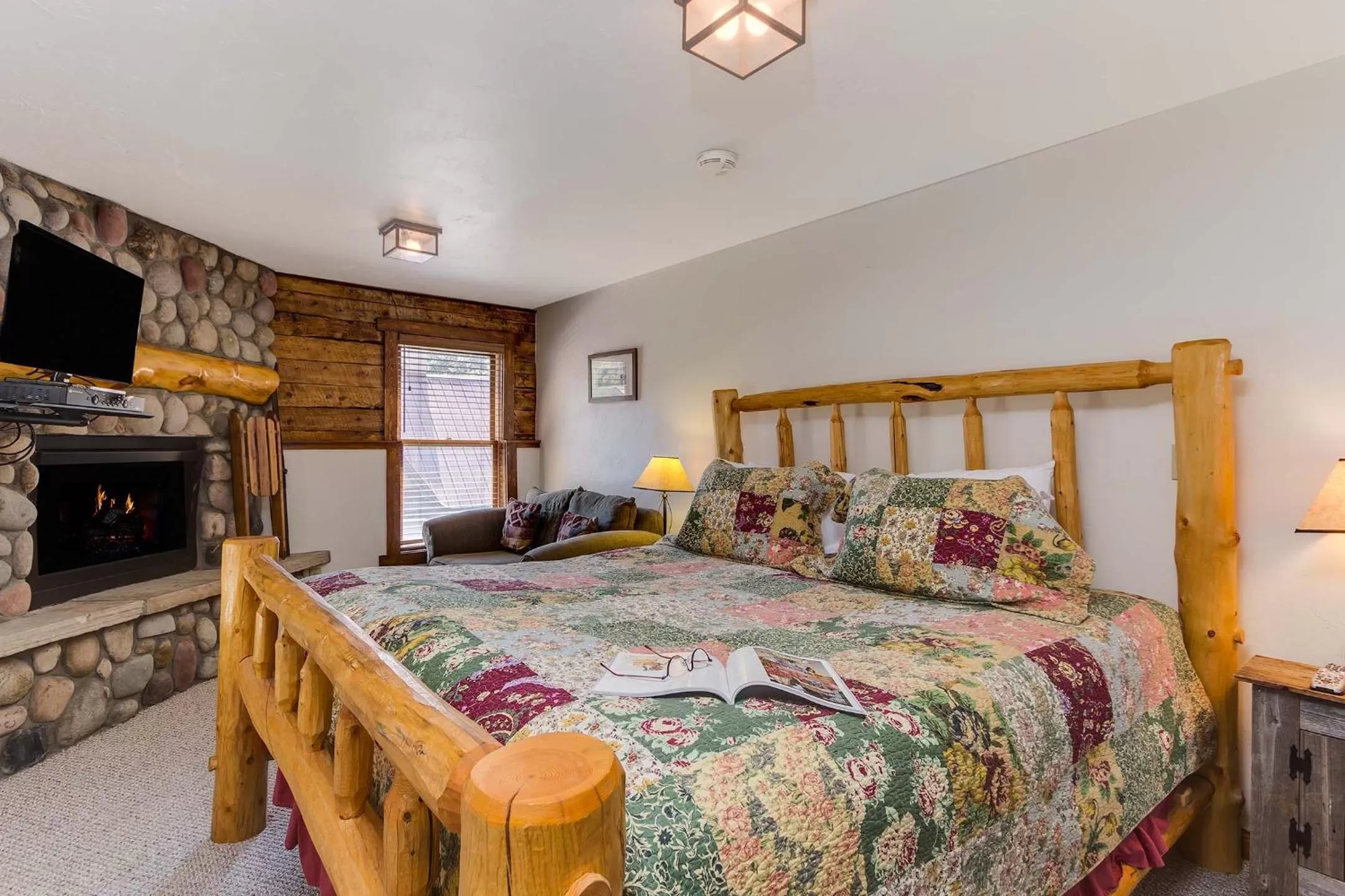 Bed in Minturn Inn