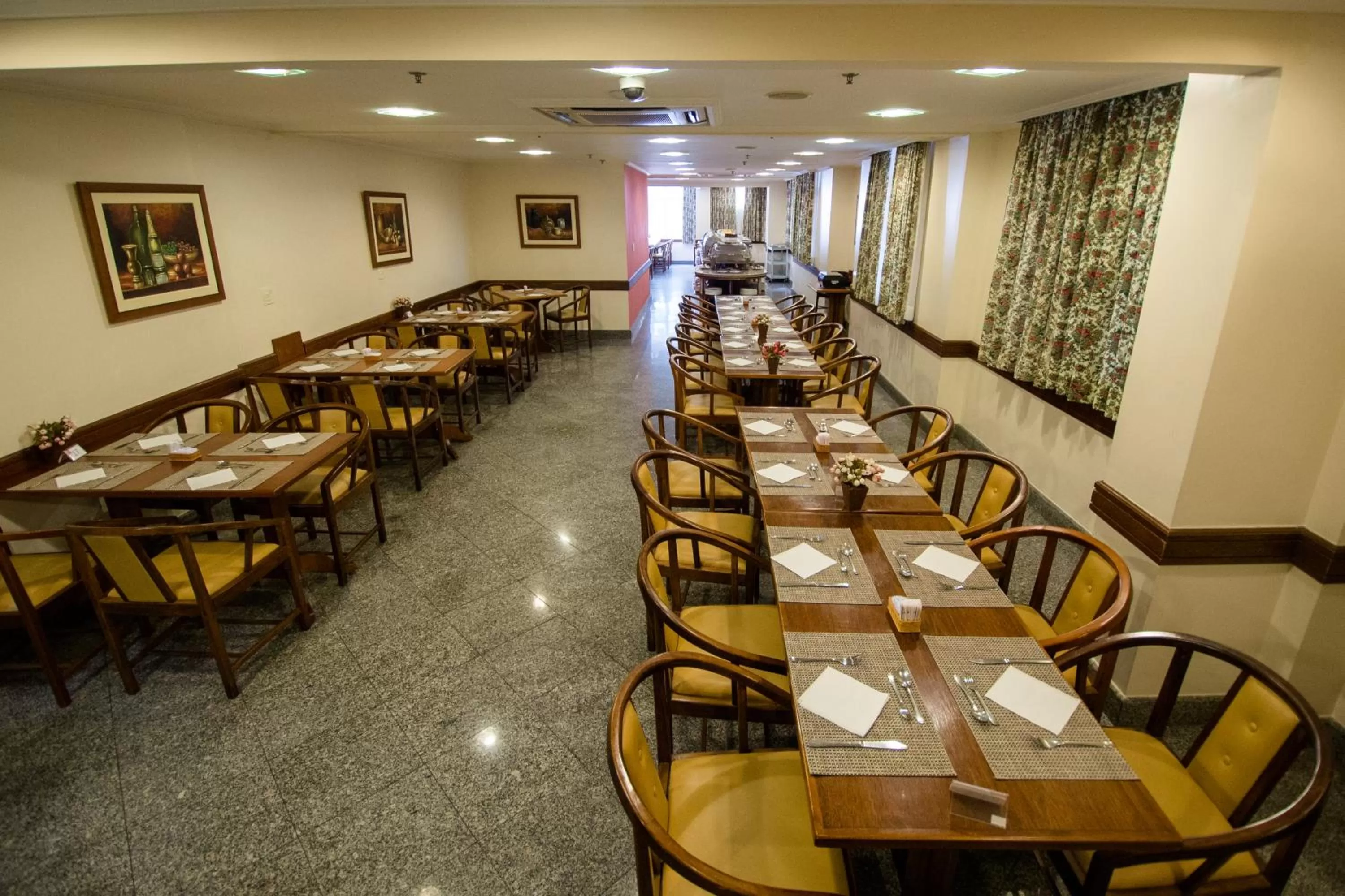 Restaurant/places to eat in Hotel OK