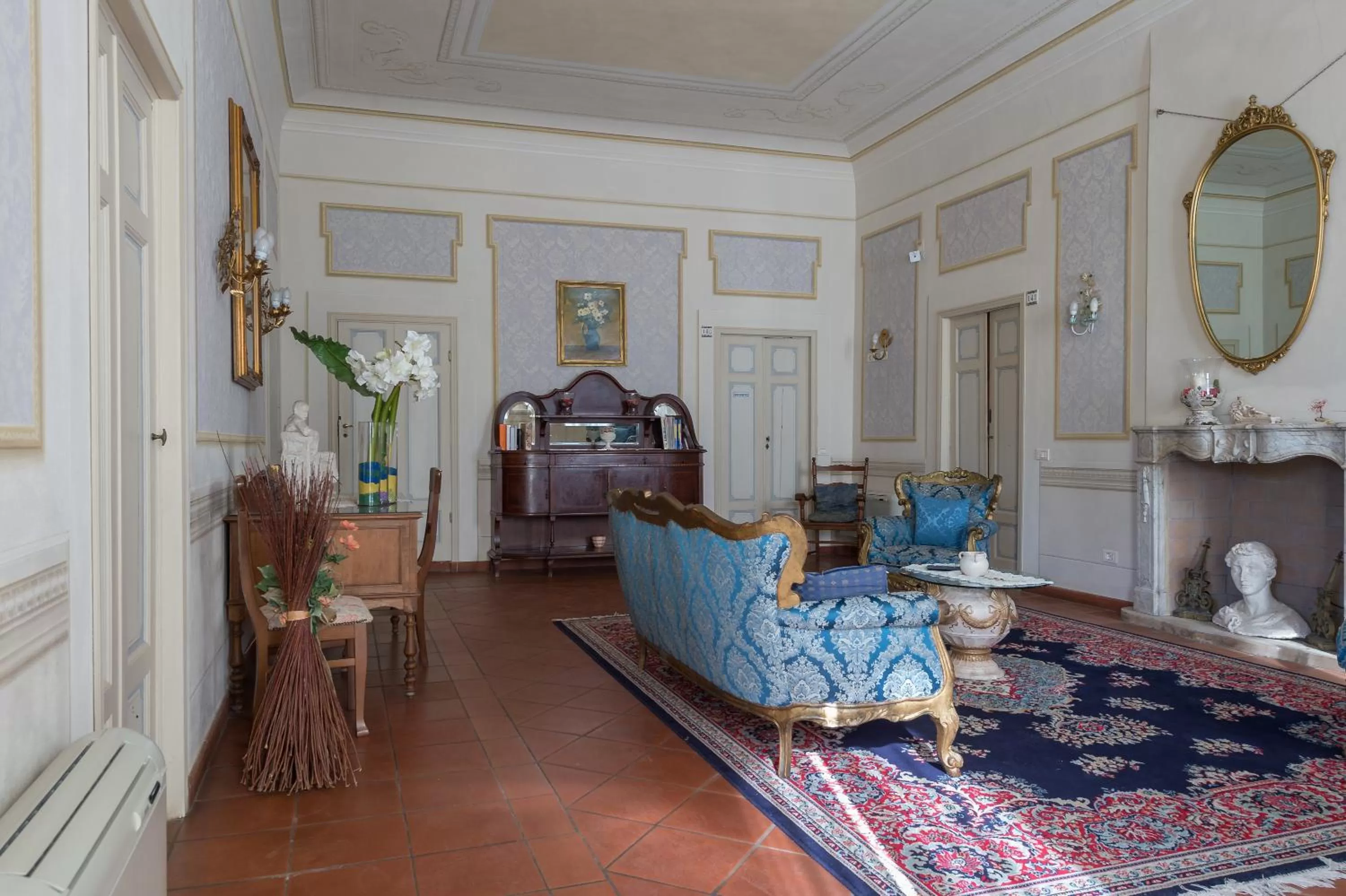 Communal lounge/ TV room in Hotel Villa Cheli