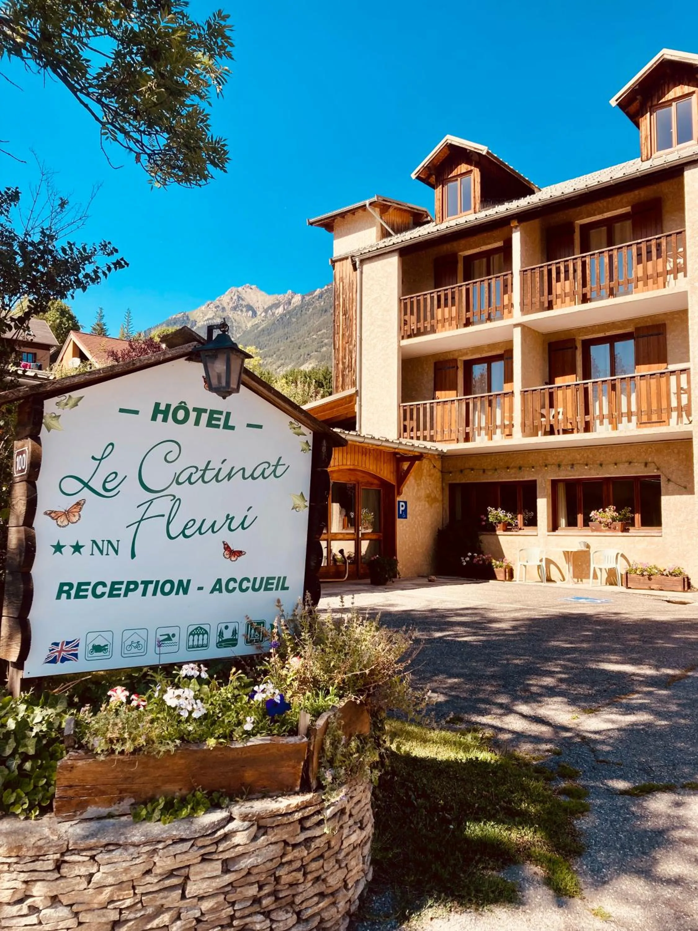 Property building in Le Catinat Fleuri