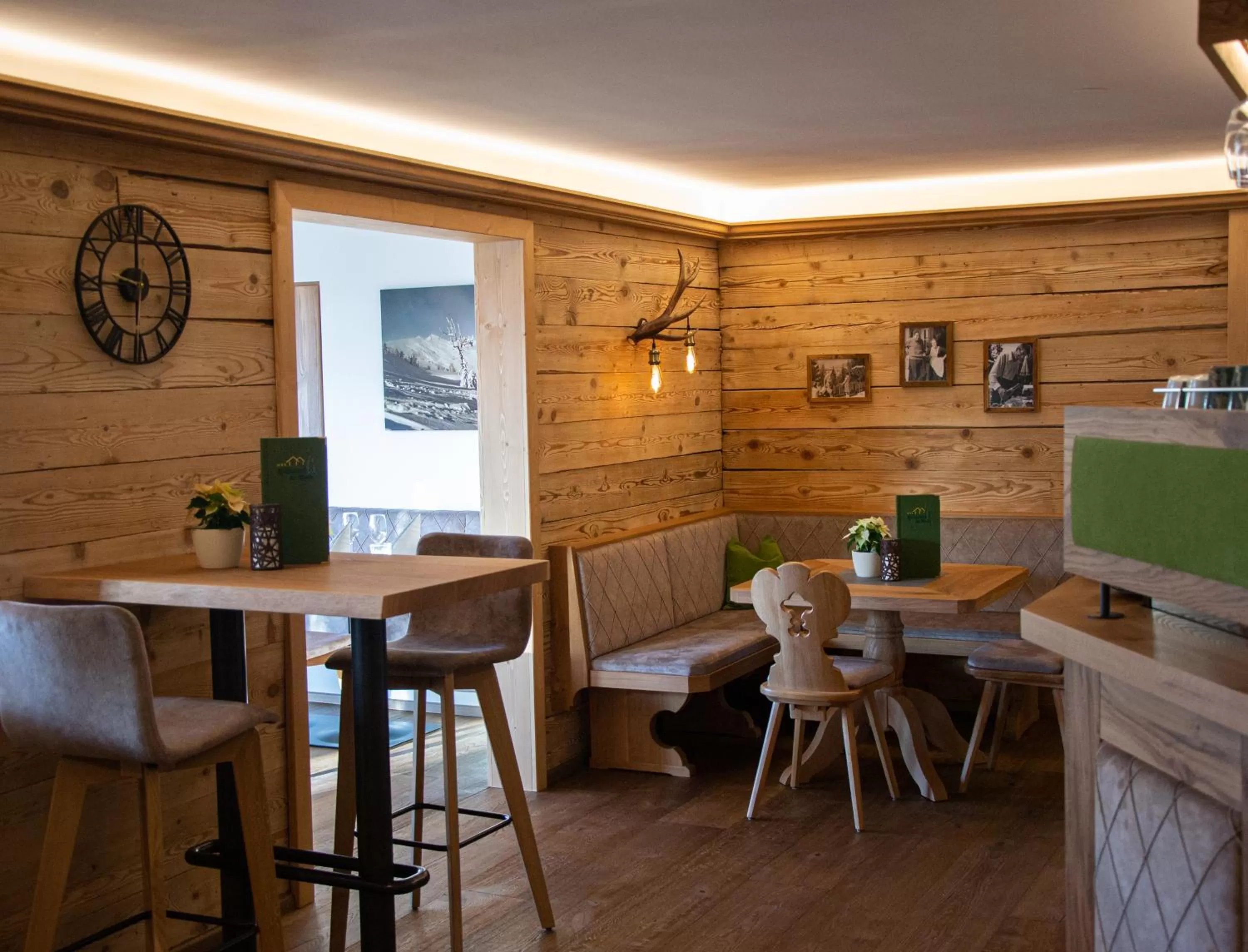 Lounge or bar, Dining Area in Hotel Häuserl im Wald