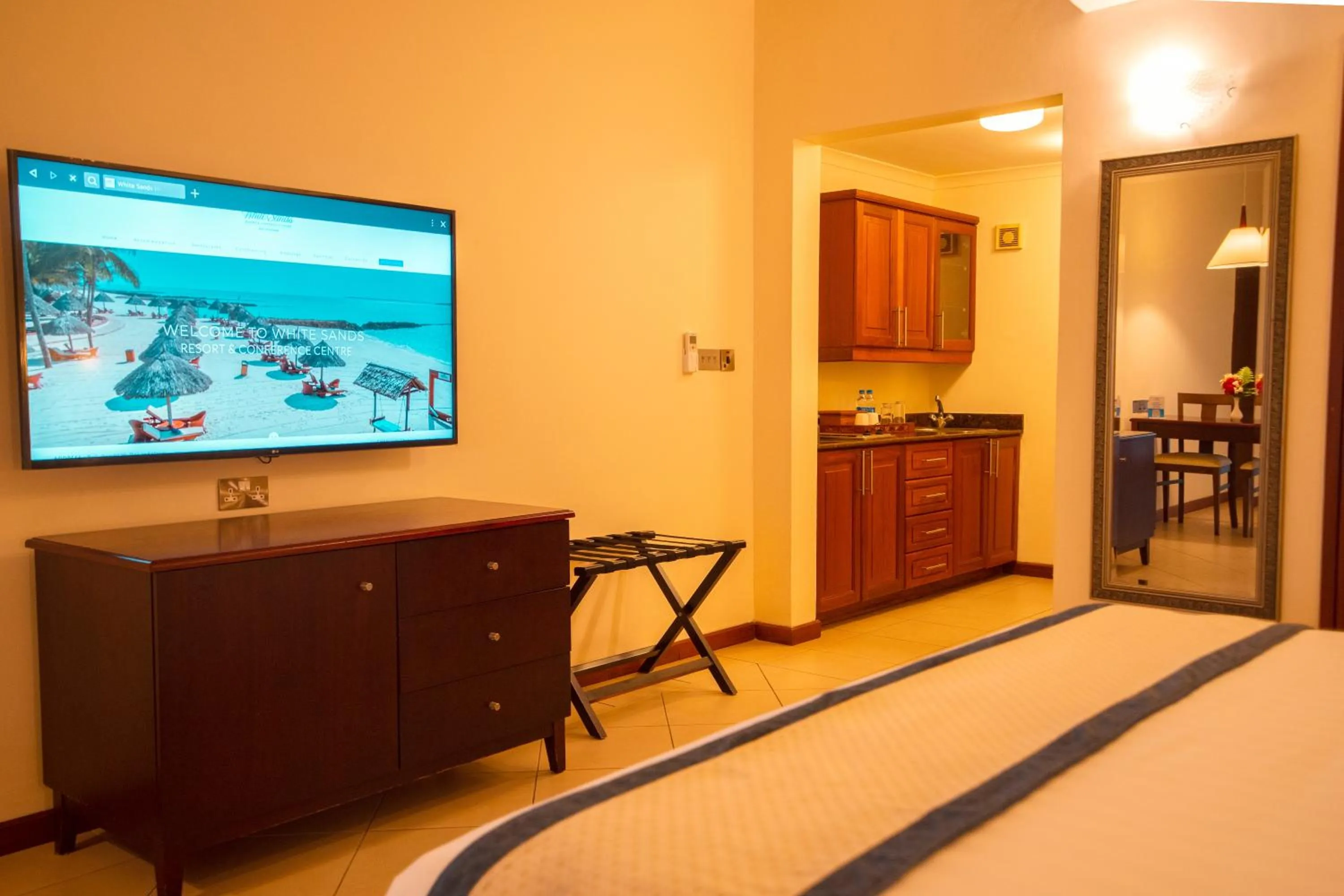 TV and multimedia, Bed in White Sands Hotel