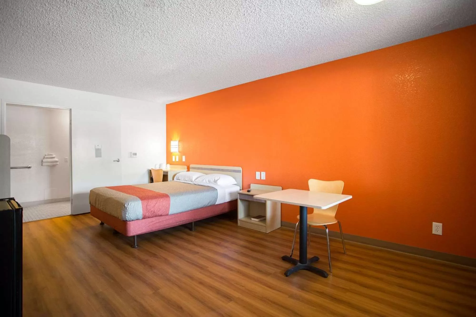 TV and multimedia, Bed in Motel 6-Kingman, AZ - Route 66 West