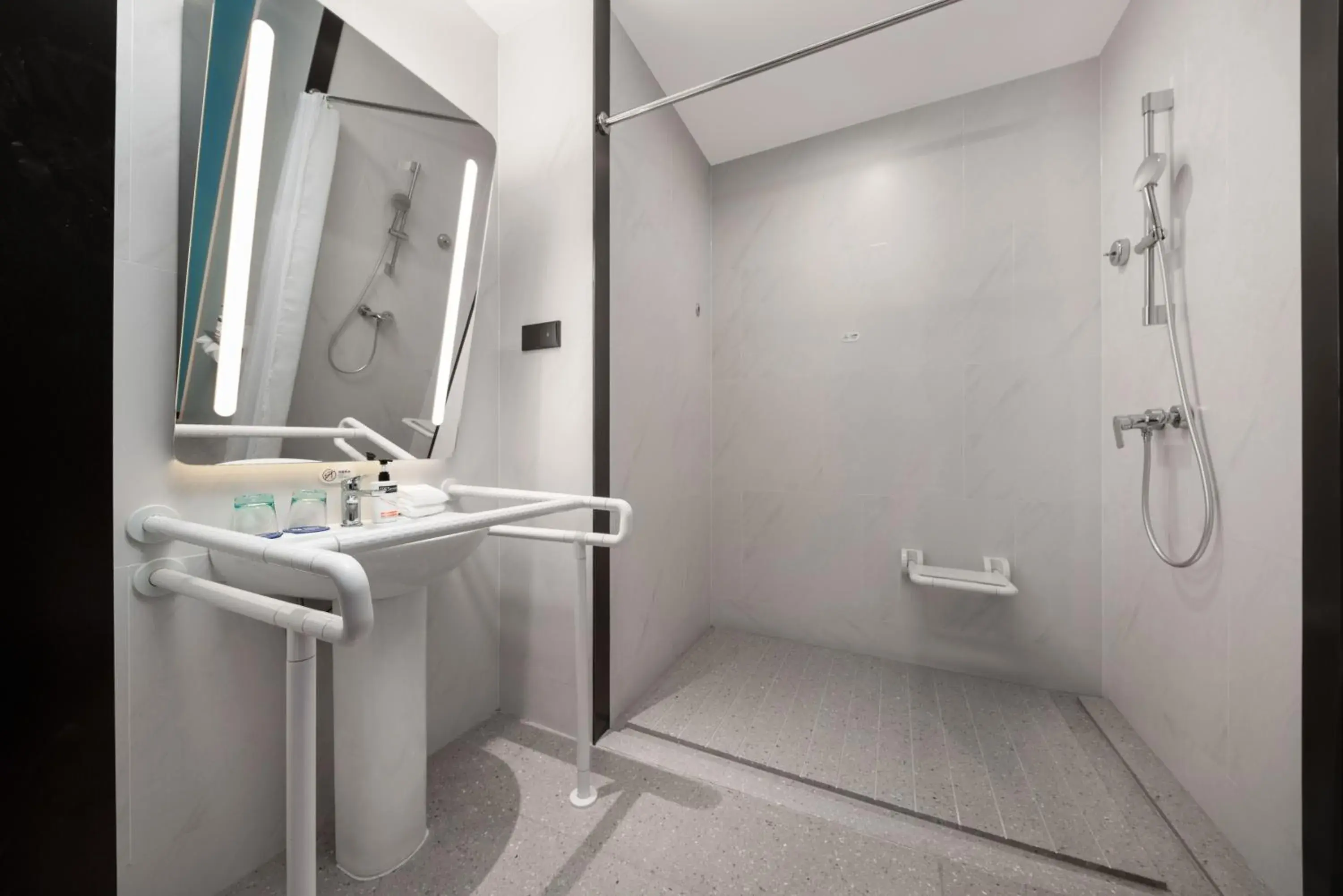 Double Room with Mobility Accessible Roll In Shower in Holiday Inn Express Shantou Chenghai Double Room with Mobility Accessible Roll In Shower in Holiday Inn Express Shantou Chenghai