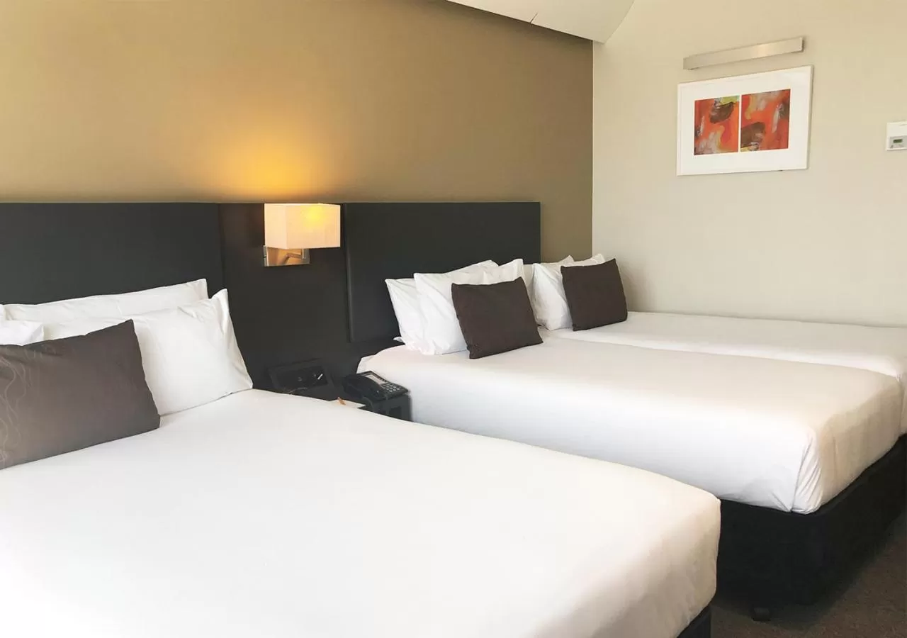 Bed in Sudima Auckland Airport