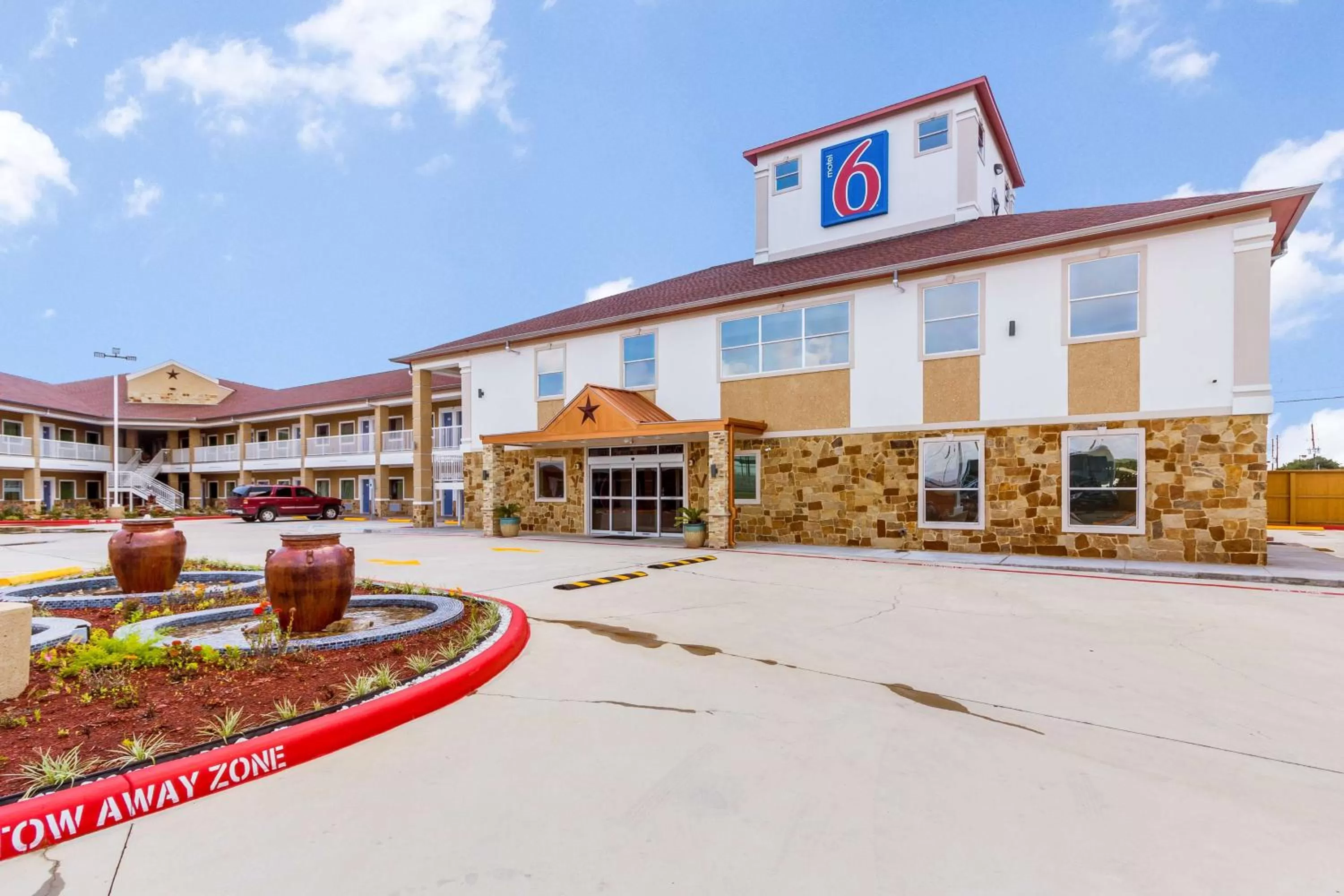Property building in Motel 6-Houston, TX - North