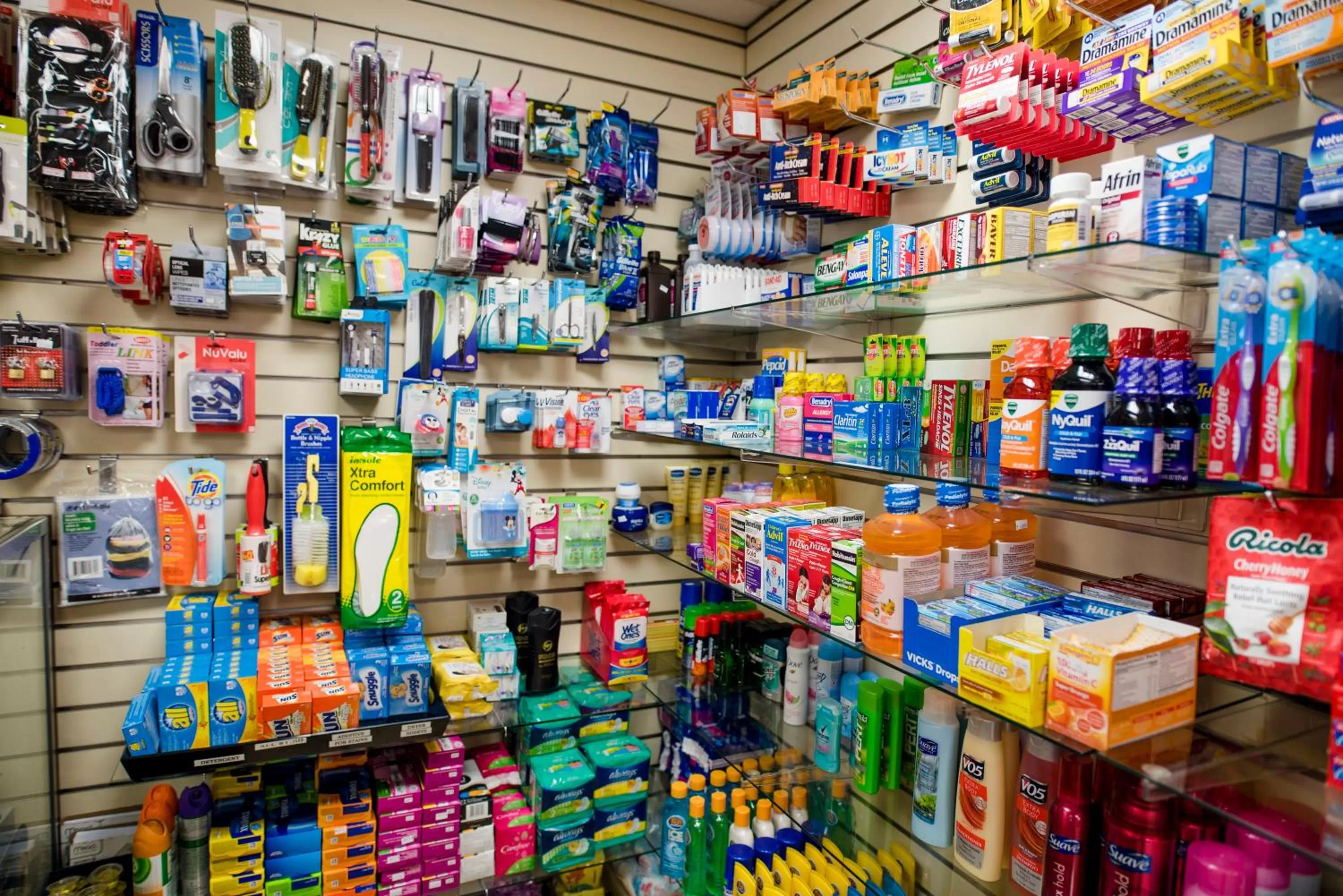 On-site shops in Howard Johnson by Wyndham Anaheim Hotel and Water Playground